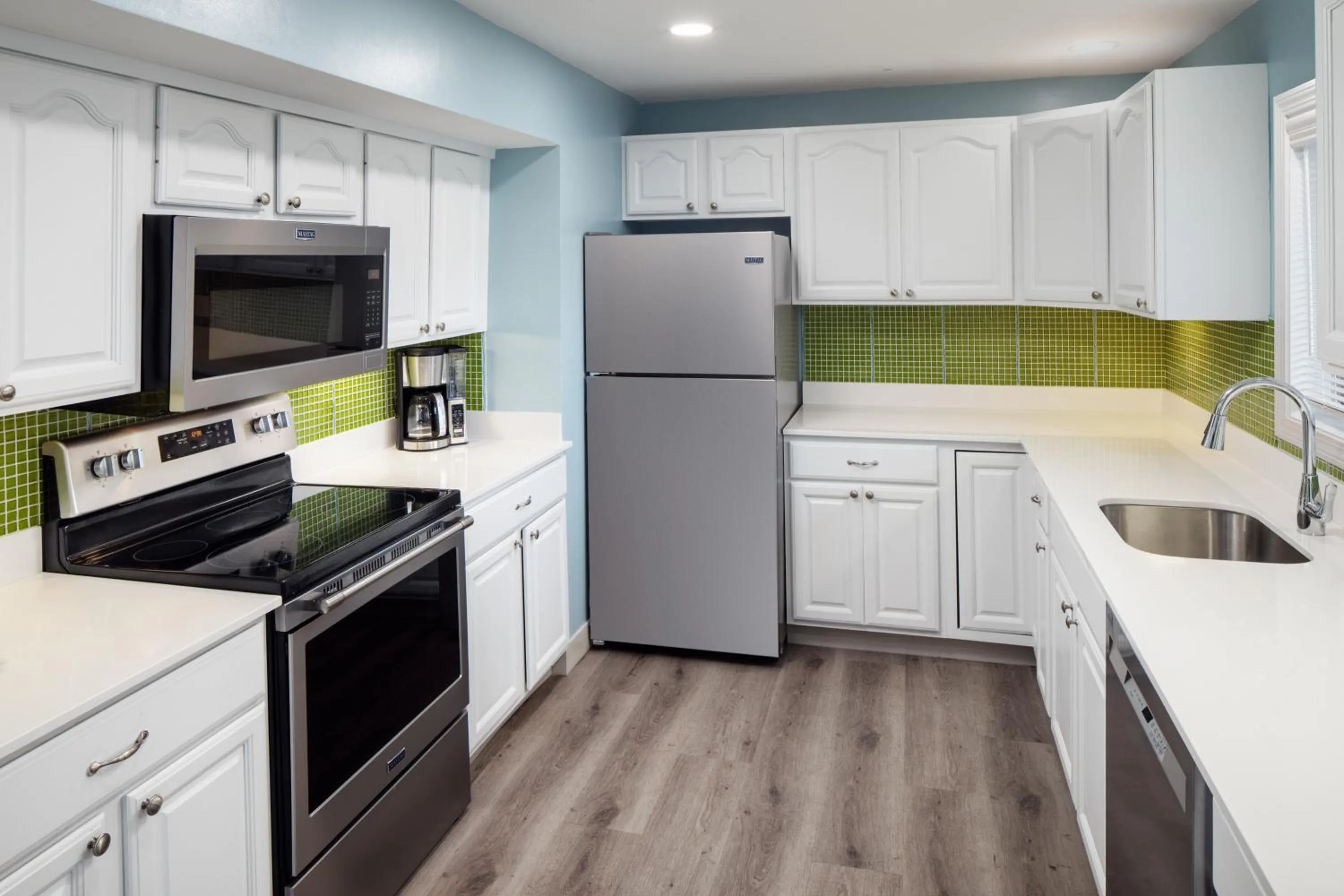 kitchen in Surfside Hotel and Suites