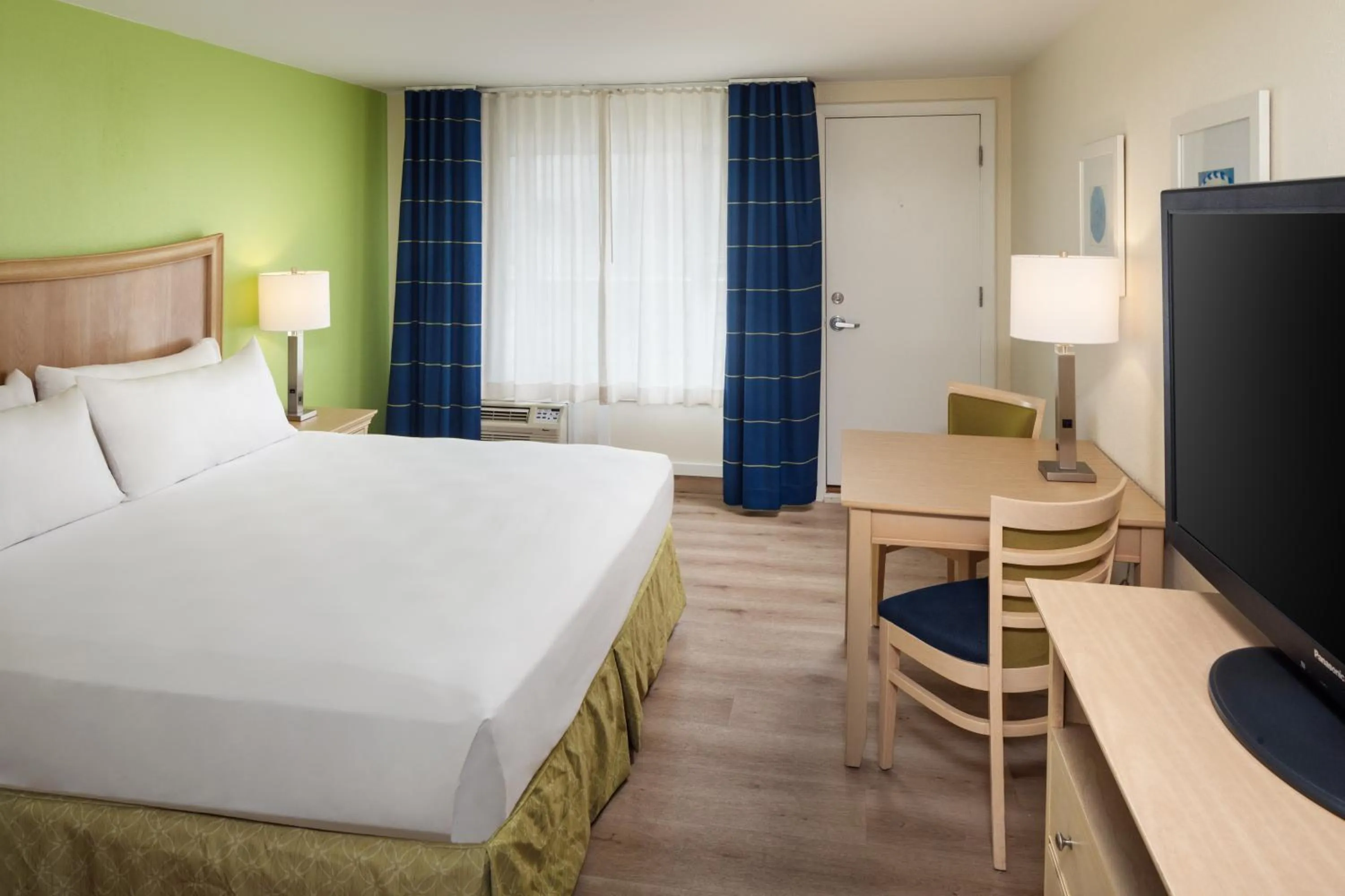 Photo of the whole room, Bed in Surfside Hotel and Suites