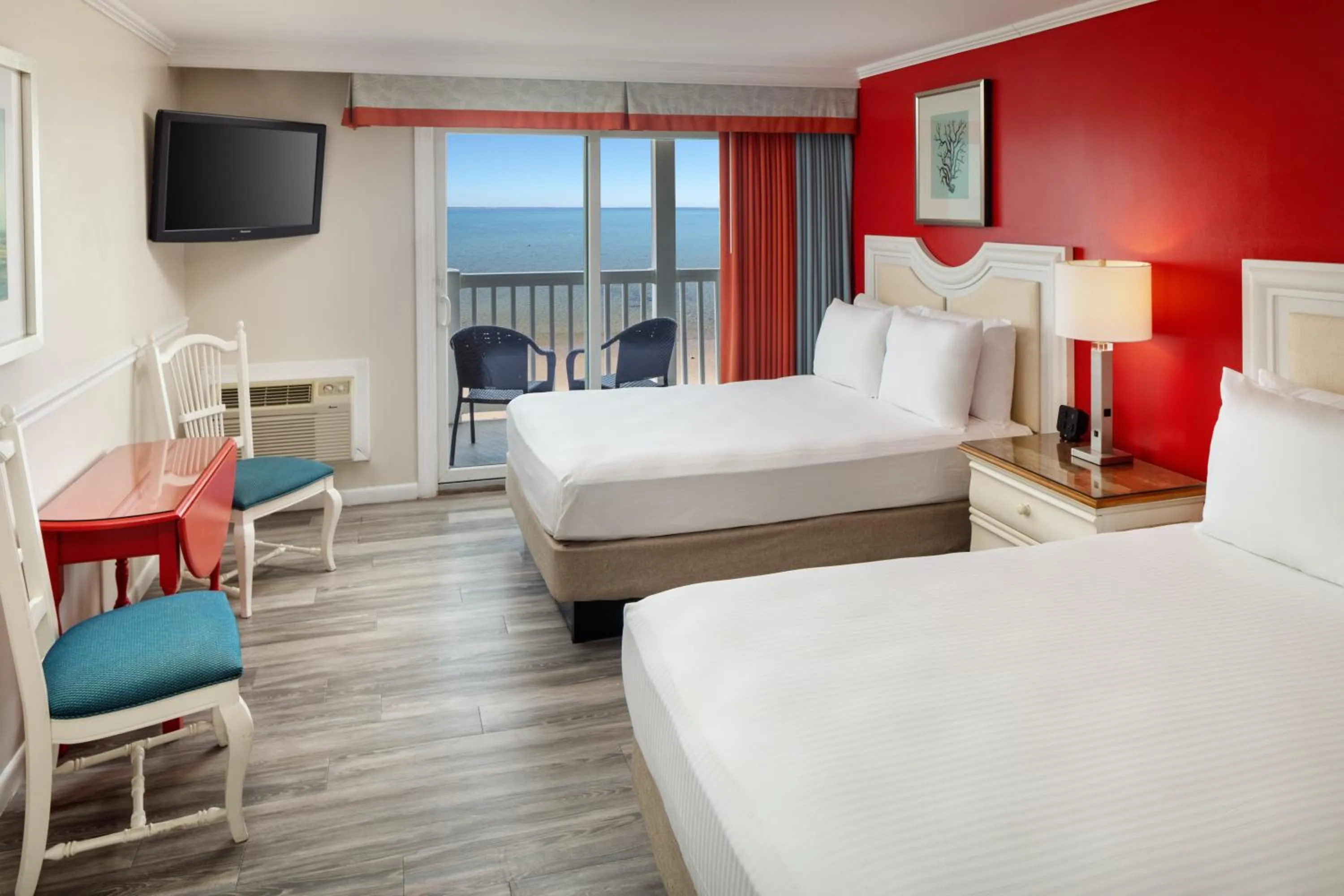 Photo of the whole room, Bed in Surfside Hotel and Suites