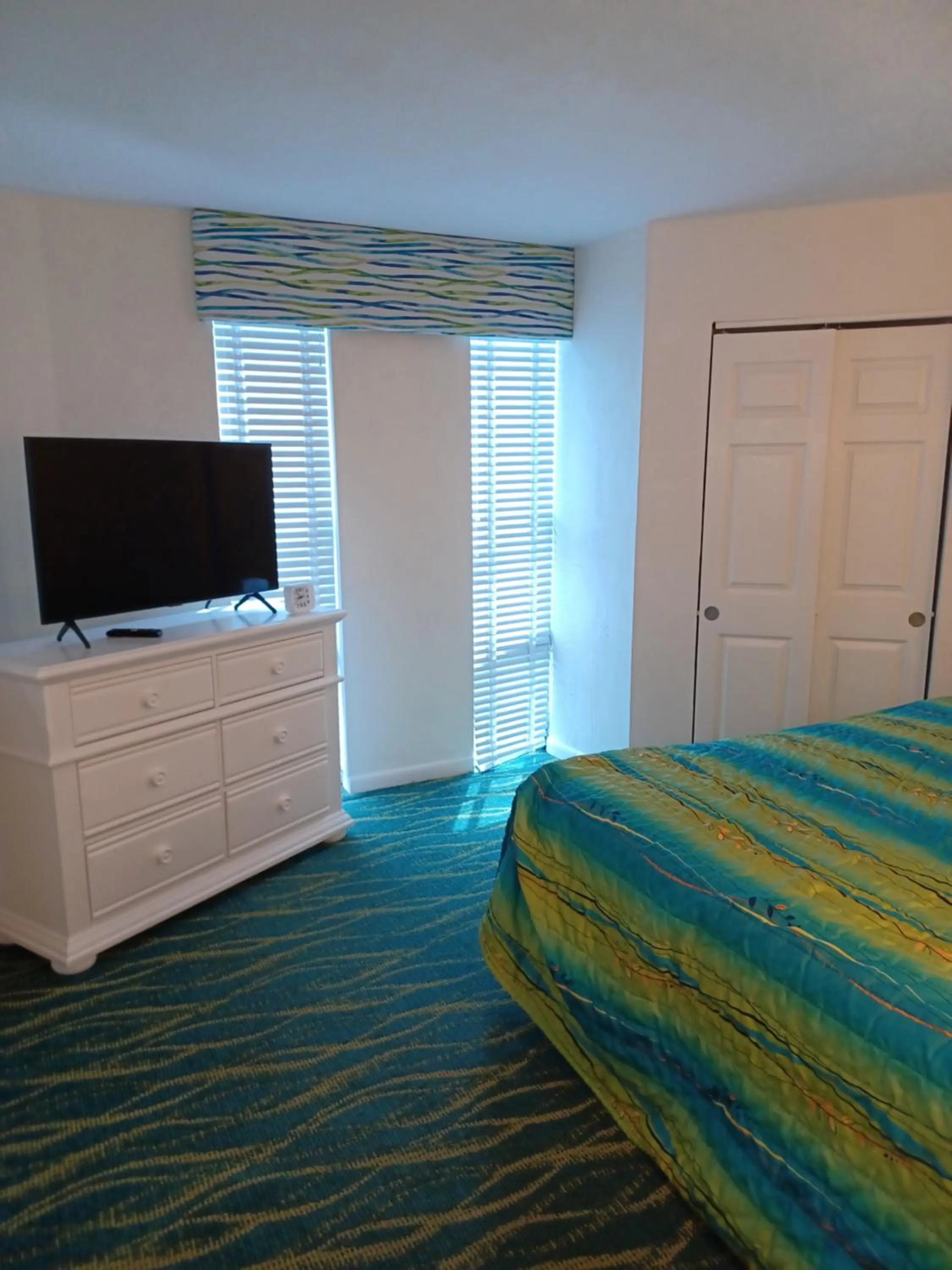 Bedroom, Bed in Islander Beach Resort - New Smyrna Beach