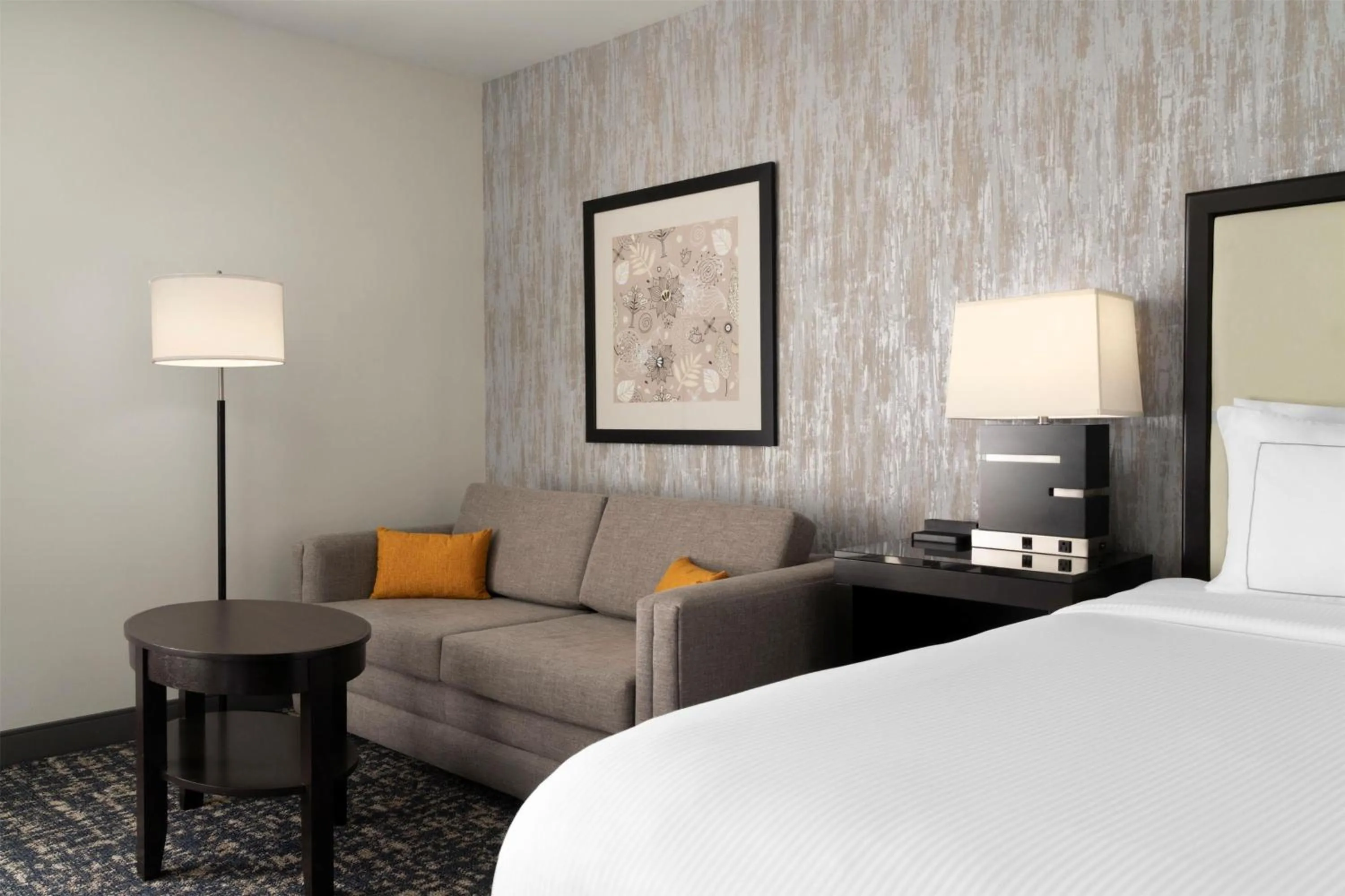 Living room, Bed in DoubleTree by Hilton Richmond - Midlothian