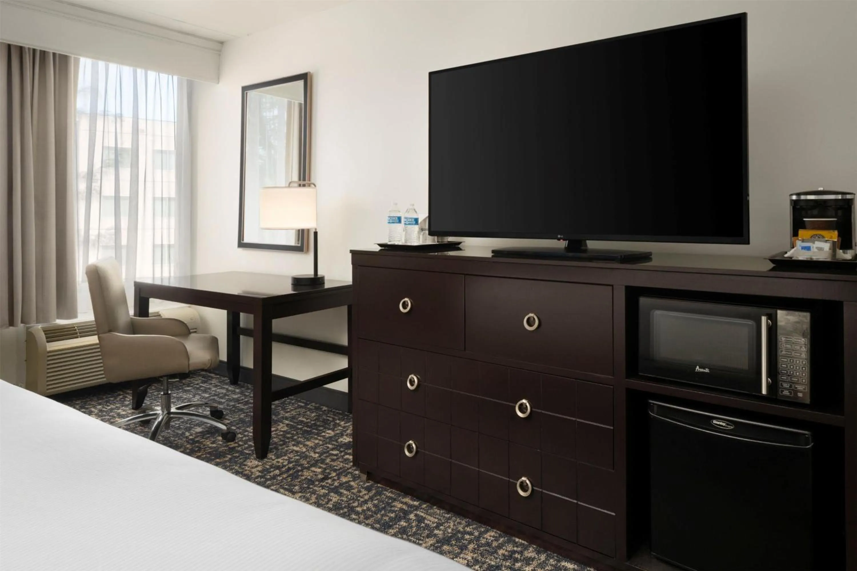 Bedroom, Bed in DoubleTree by Hilton Richmond - Midlothian