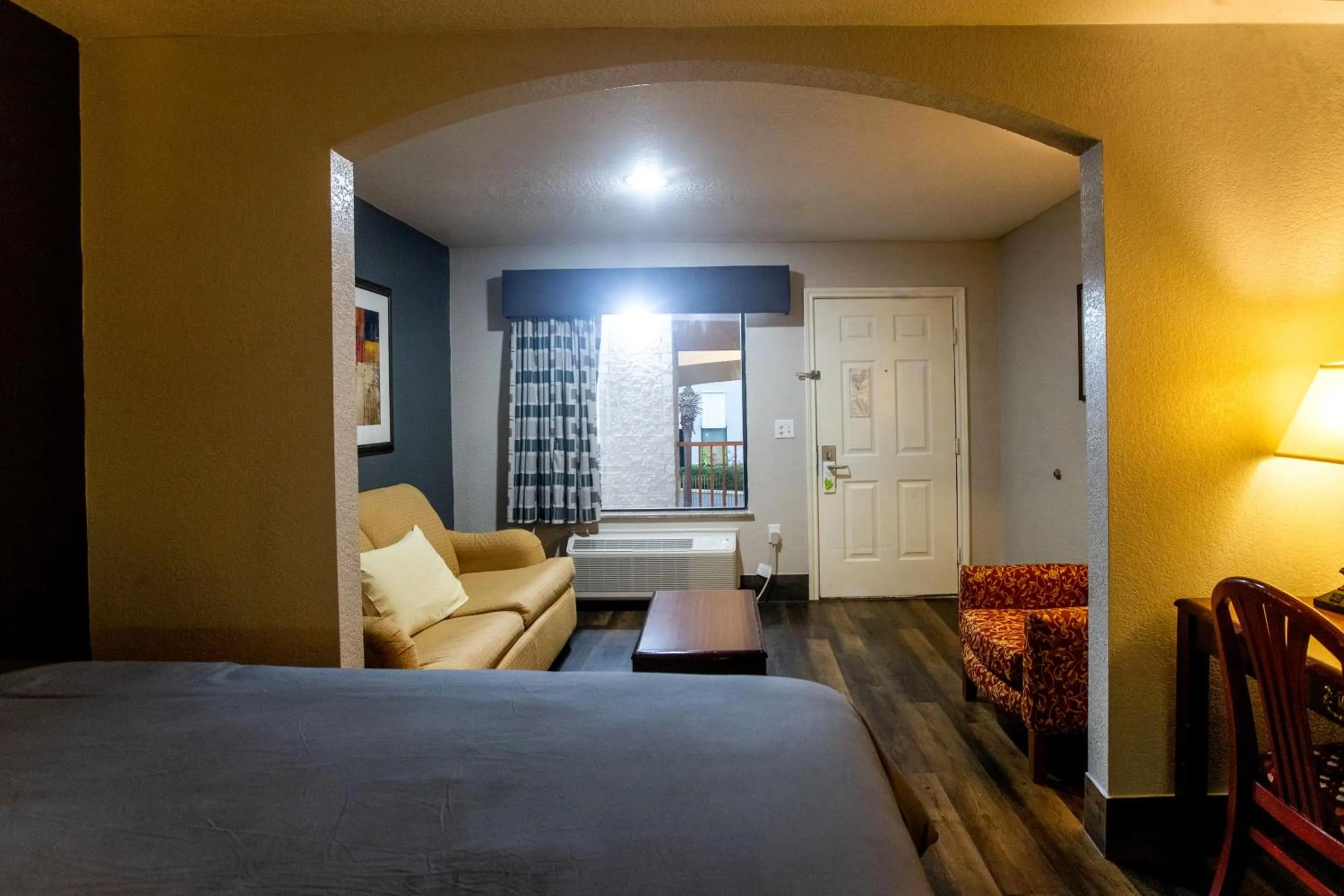 Bed in Magnolia Inn and Suites