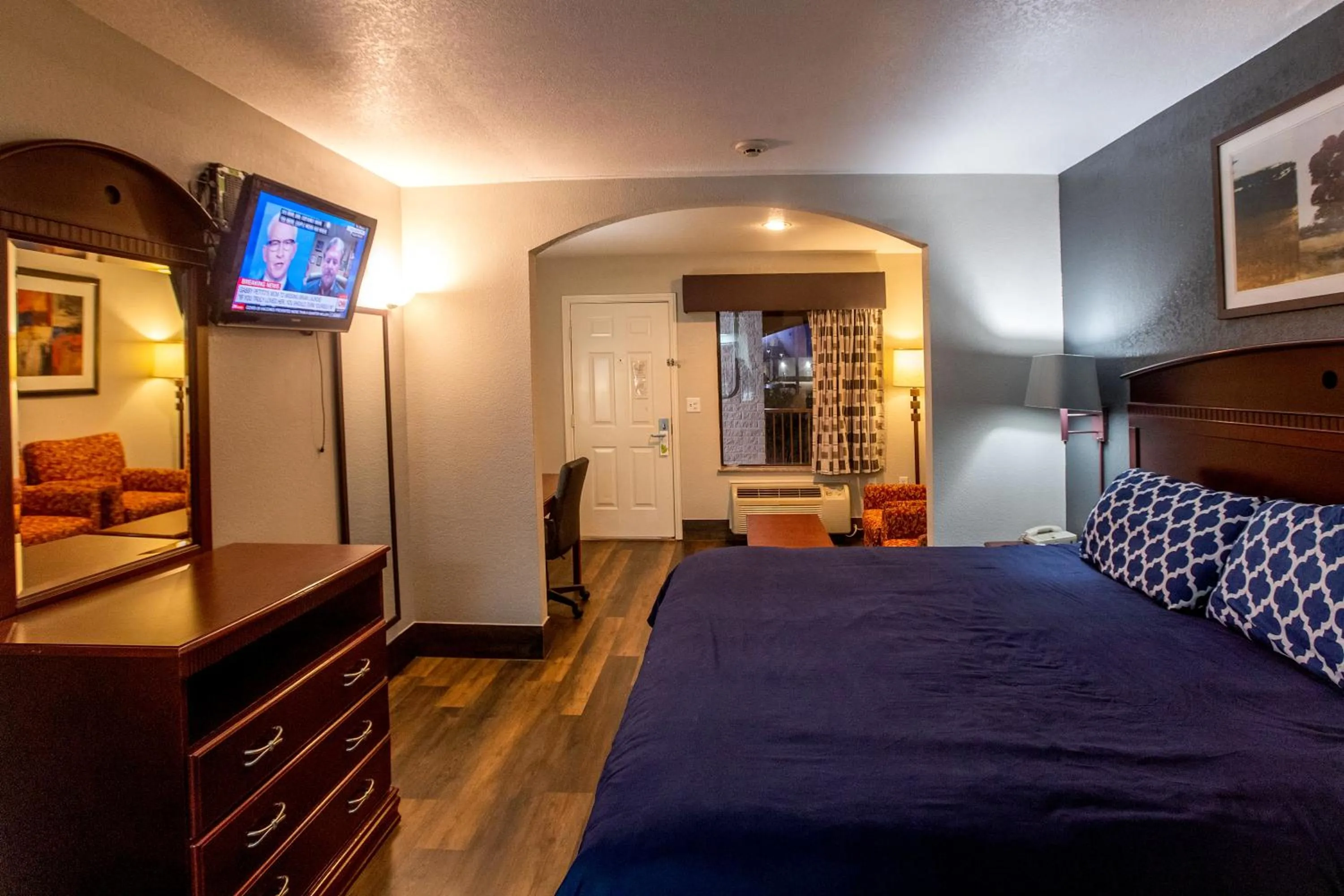 Bed in Magnolia Inn and Suites