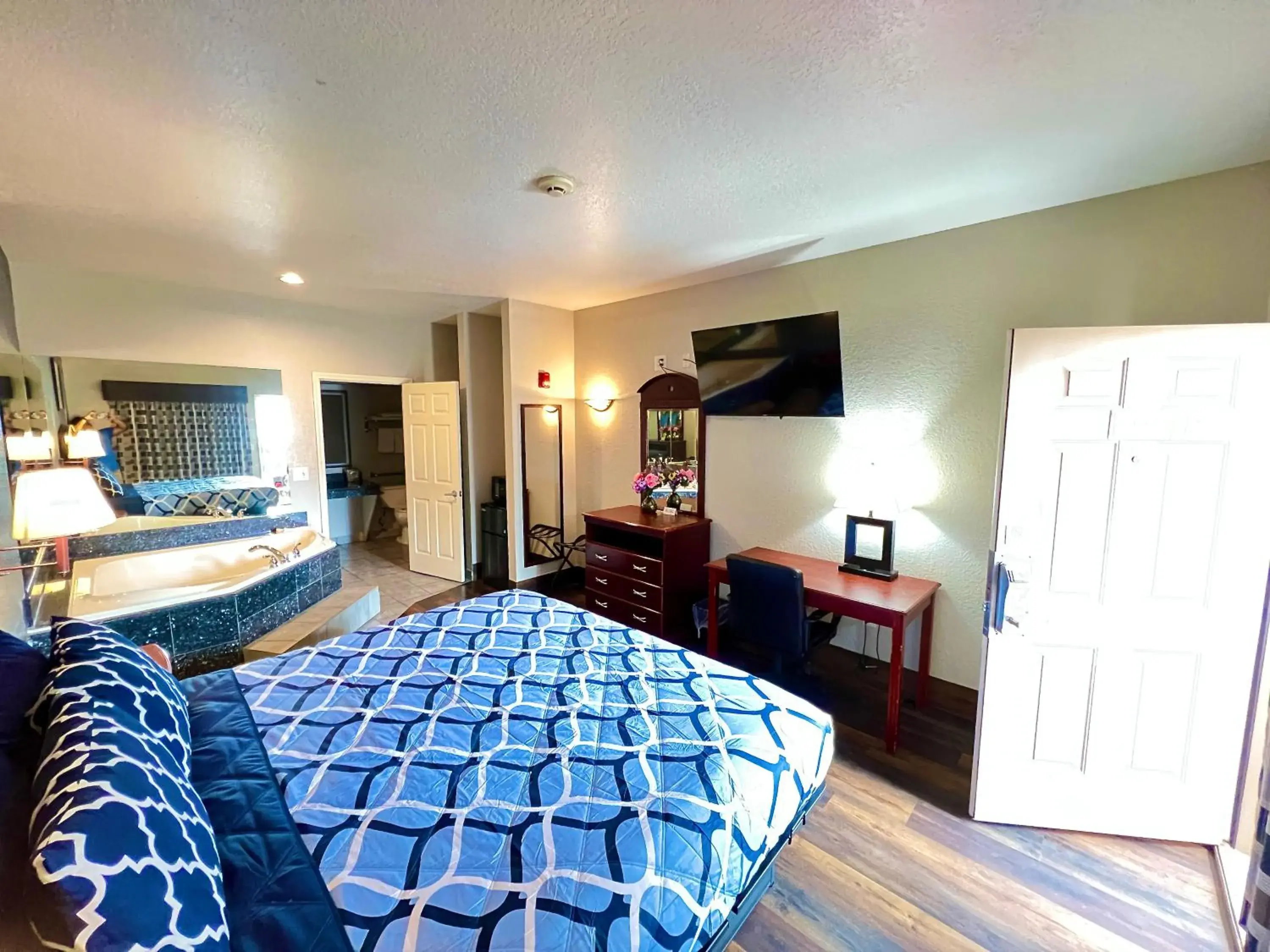 Bed in Magnolia Inn and Suites Bed in Magnolia Inn and Suites