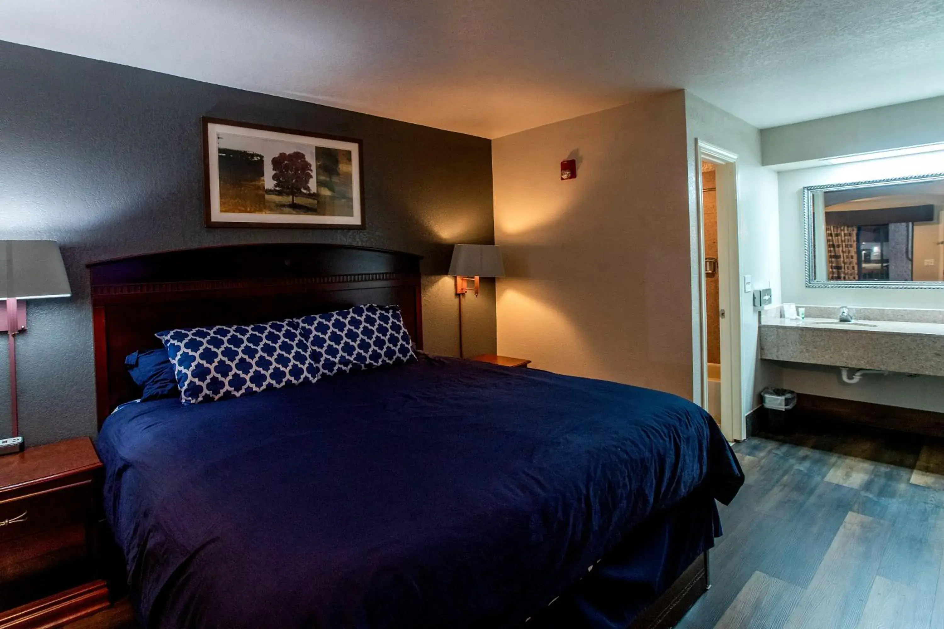 Bed in Magnolia Inn and Suites Bed in Magnolia Inn and Suites