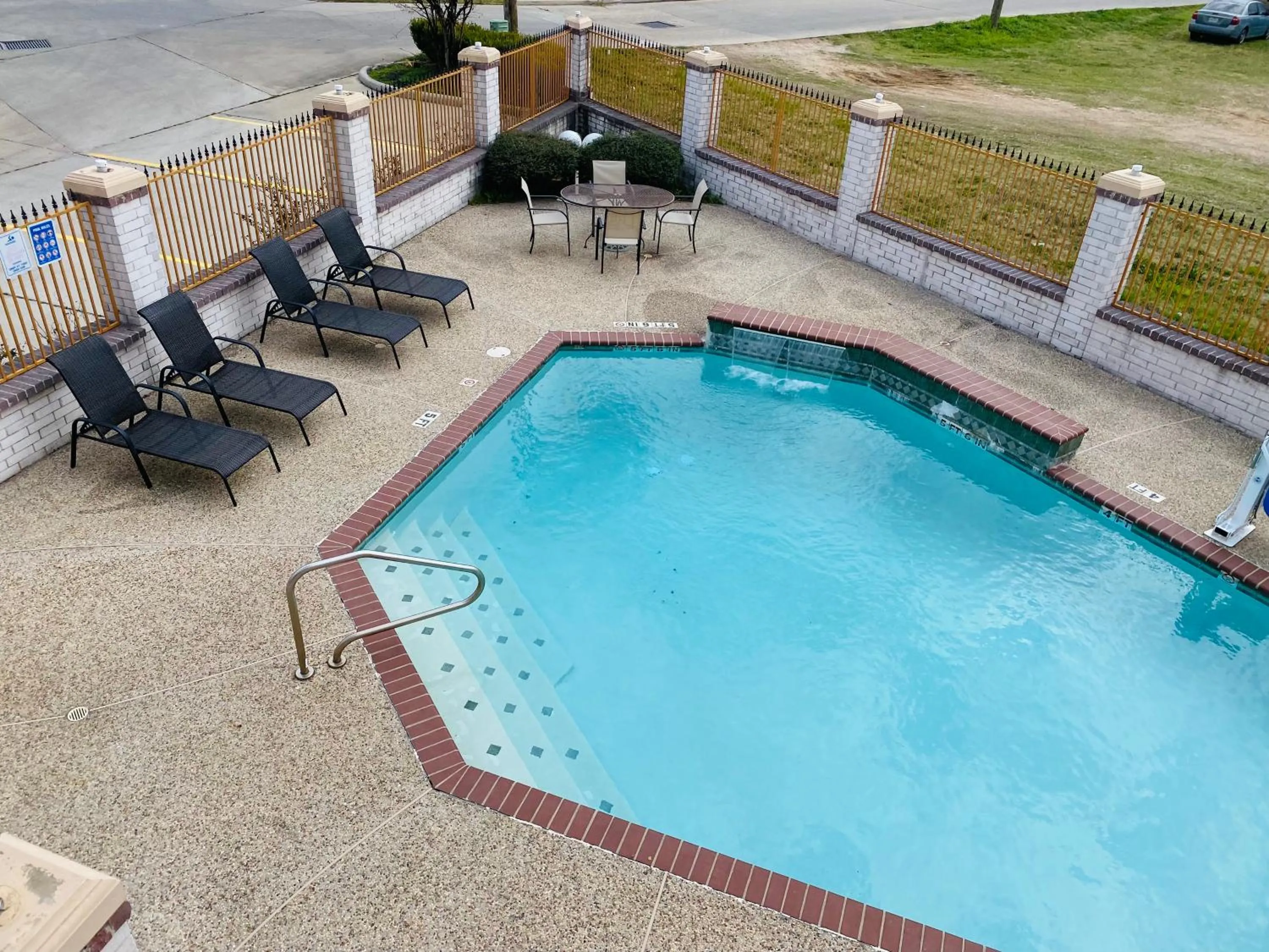 Swimming pool in Magnolia Inn and Suites