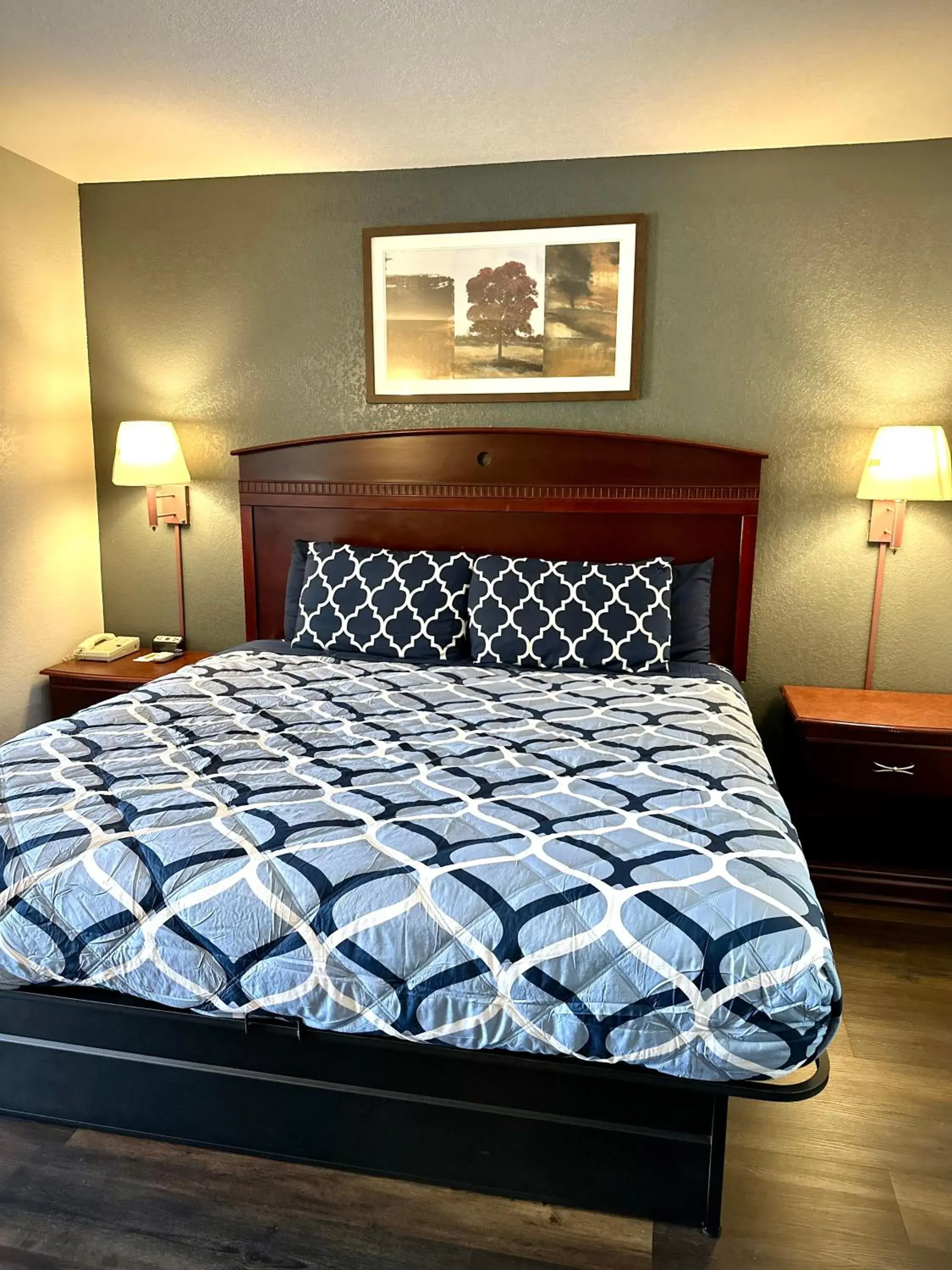 Bed in Magnolia Inn and Suites Bed in Magnolia Inn and Suites