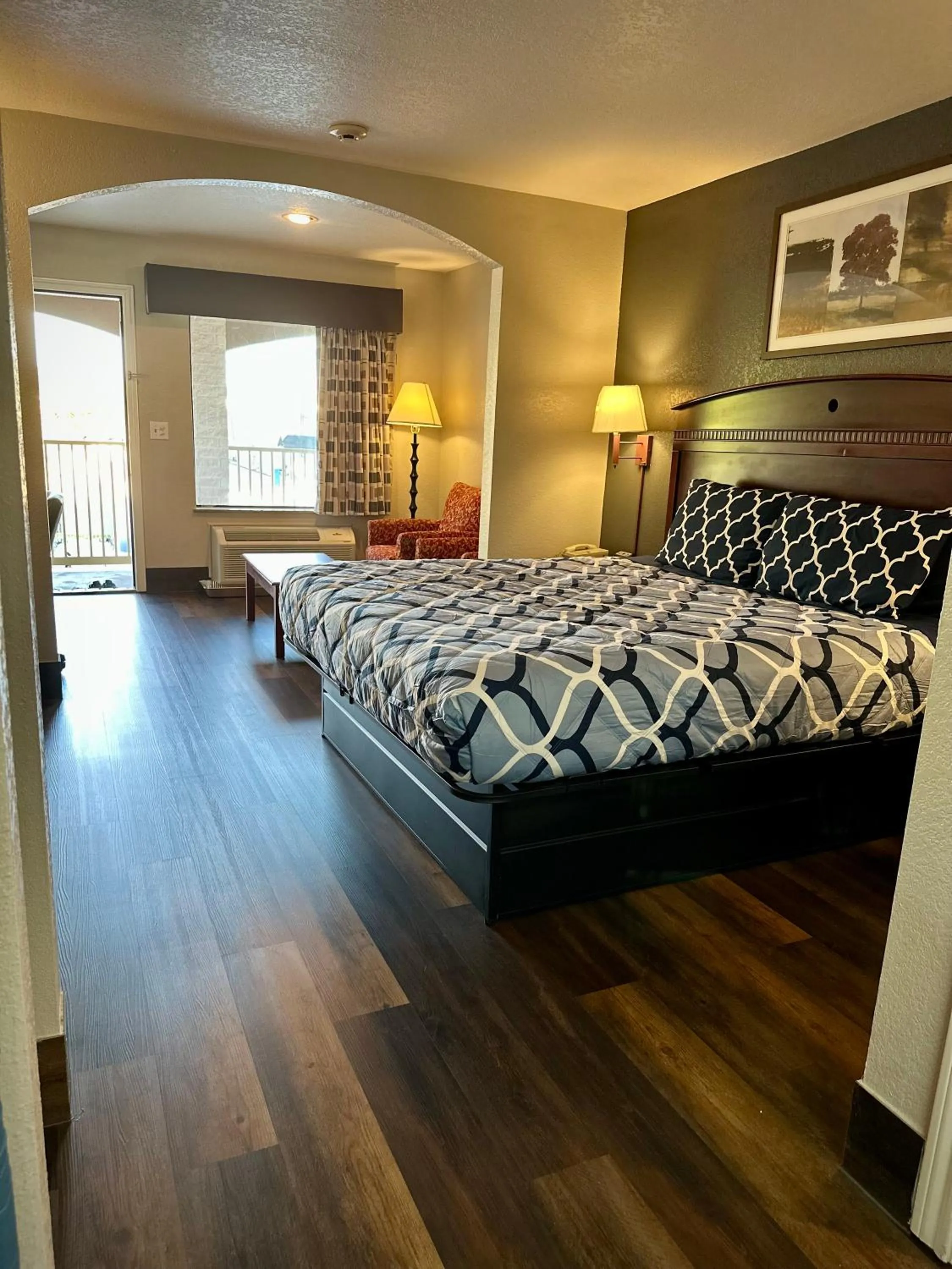 Bed in Magnolia Inn and Suites