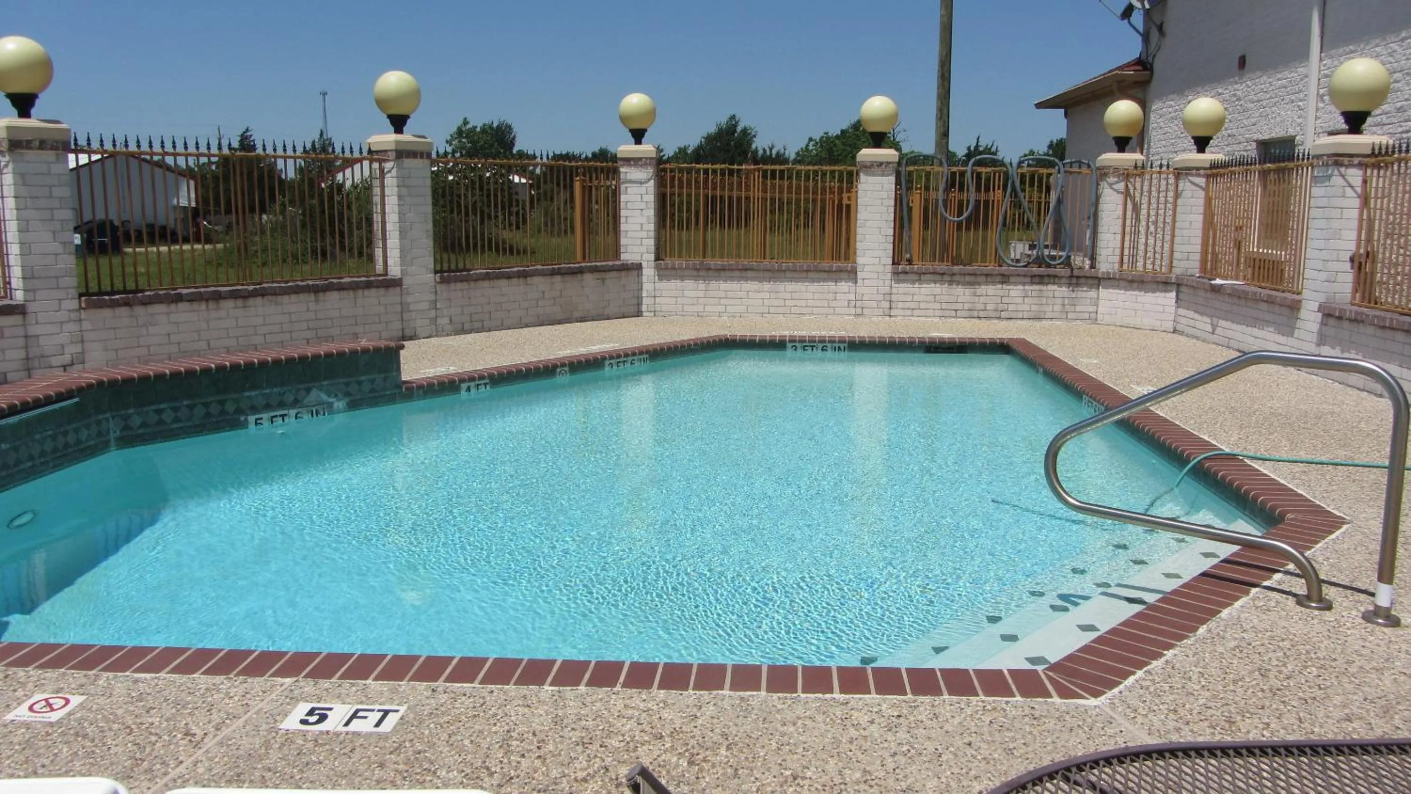 Swimming pool in Magnolia Inn and Suites