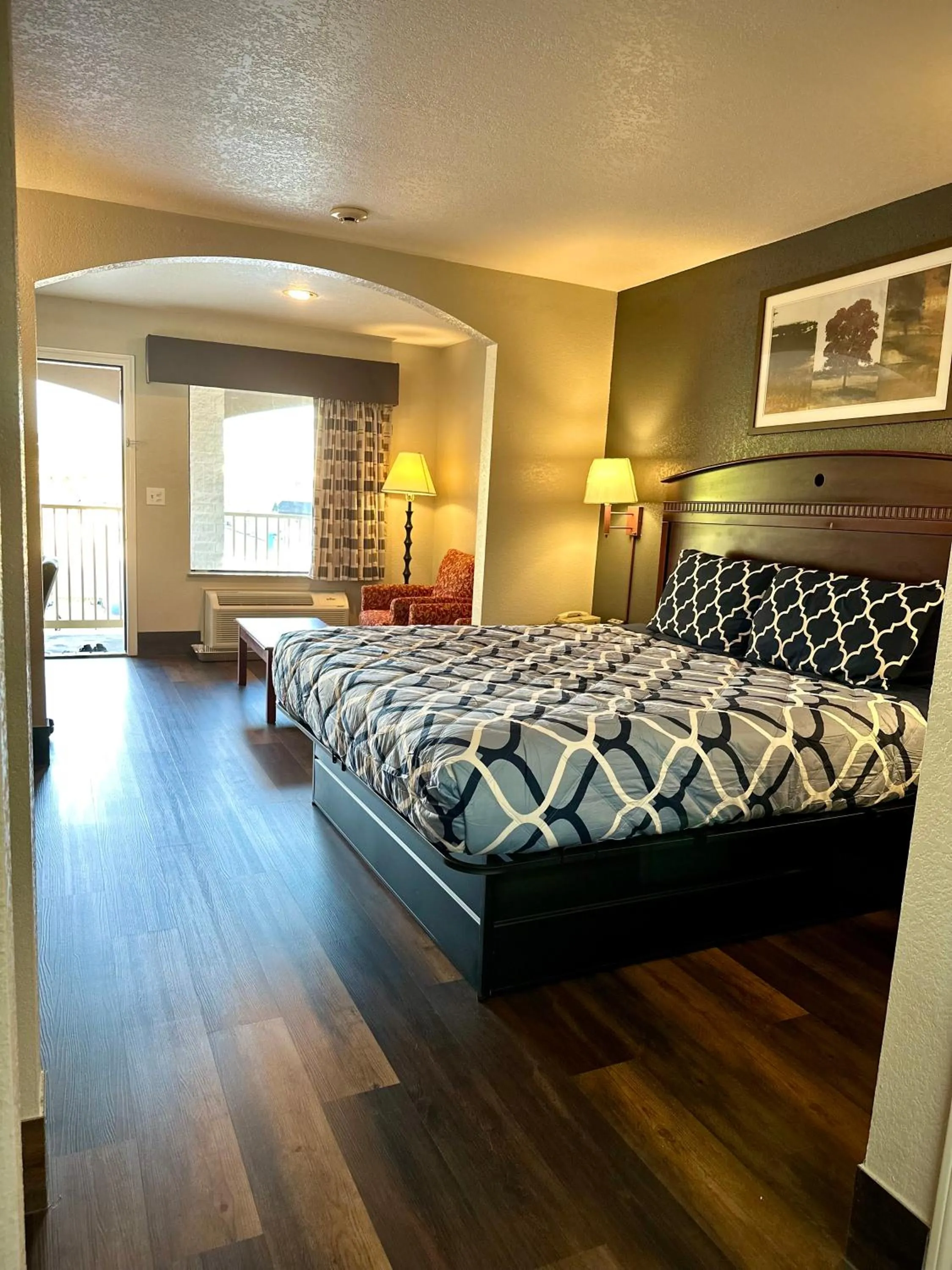 Bed in Magnolia Inn and Suites