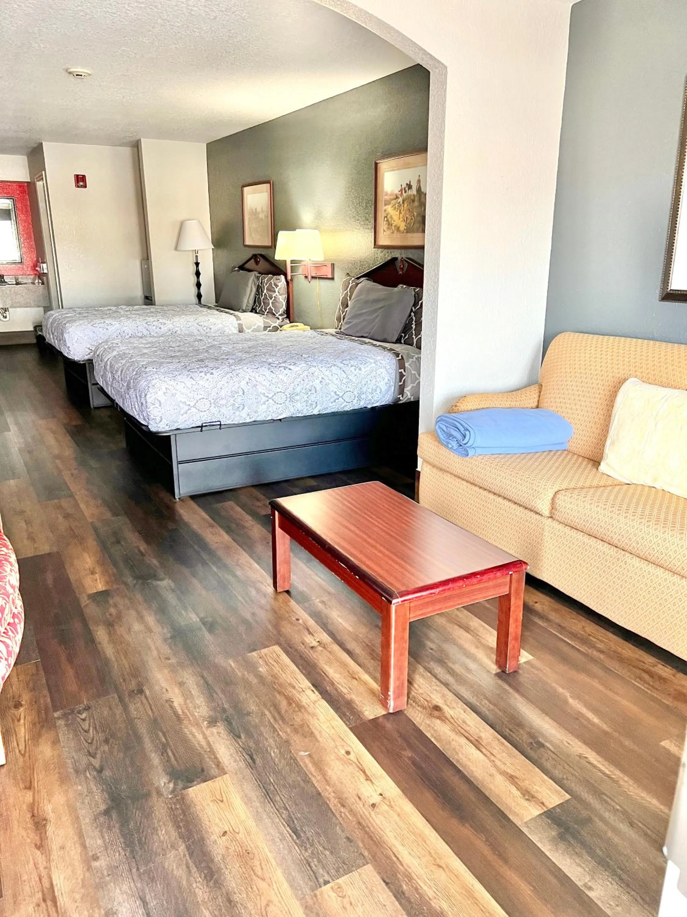 Bed in Magnolia Inn and Suites