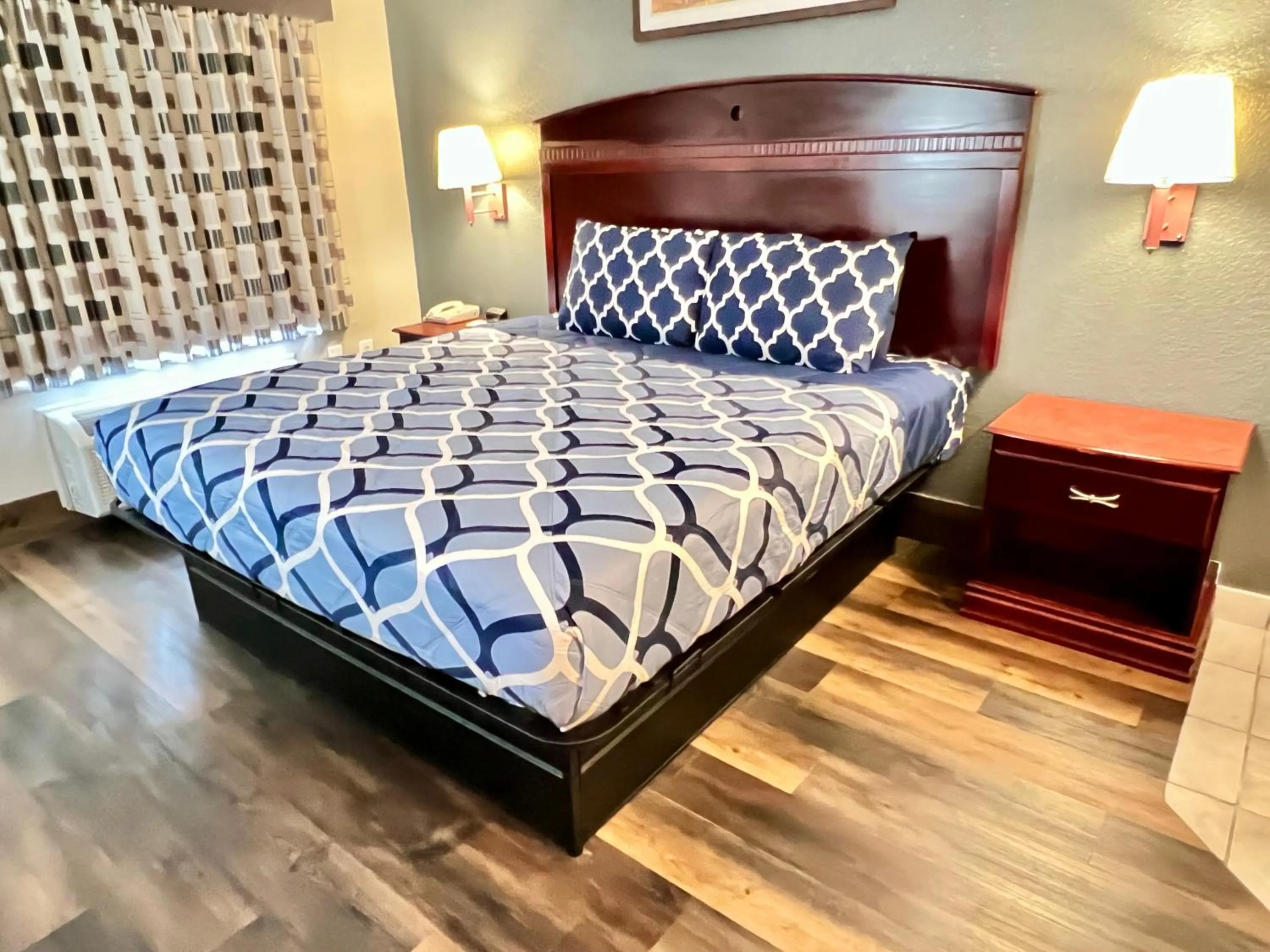 Bed in Magnolia Inn and Suites