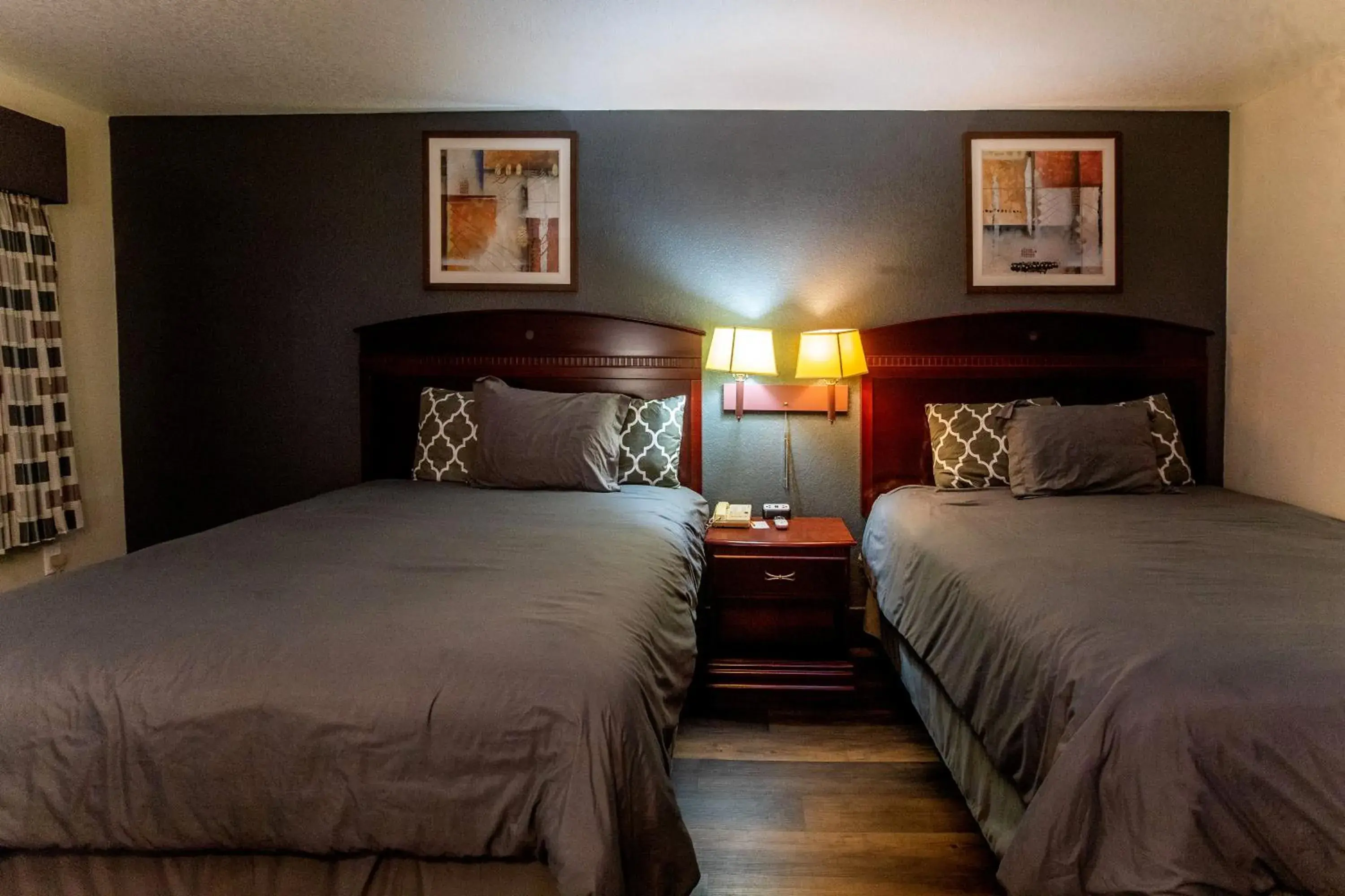 Bed in Magnolia Inn and Suites Bed in Magnolia Inn and Suites