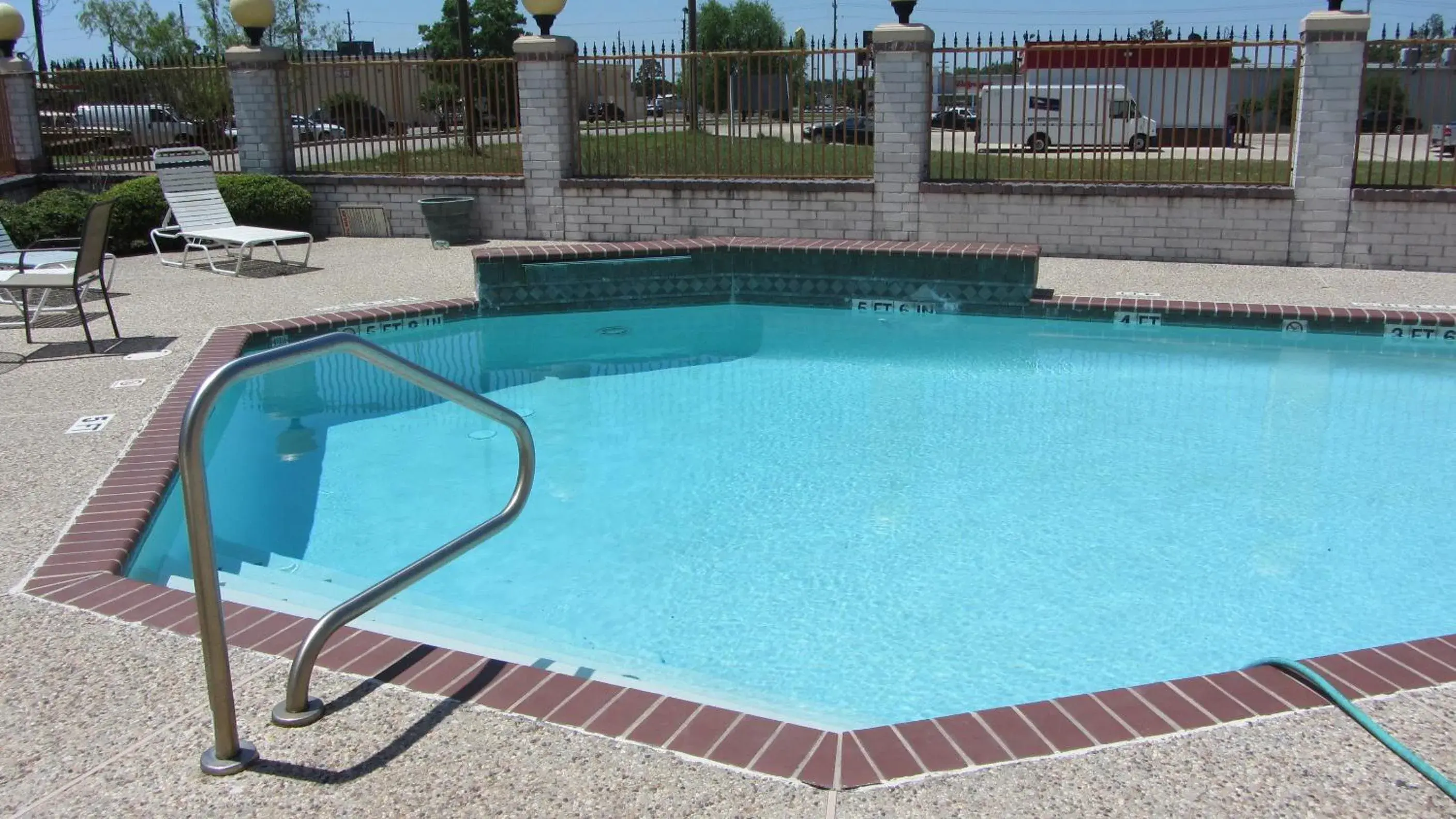 Swimming pool in Magnolia Inn and Suites Swimming pool in Magnolia Inn and Suites