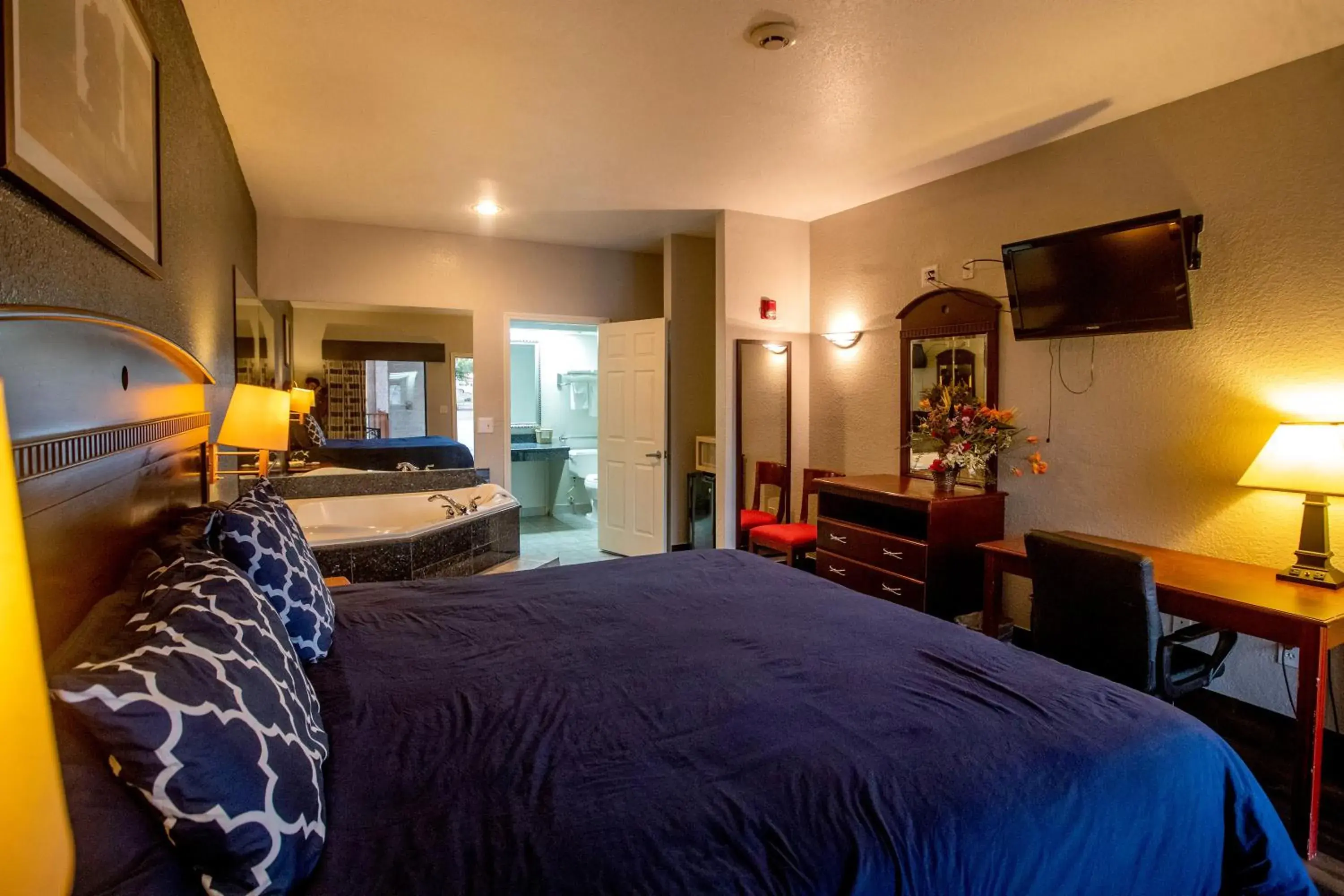 Bed in Magnolia Inn and Suites Bed in Magnolia Inn and Suites