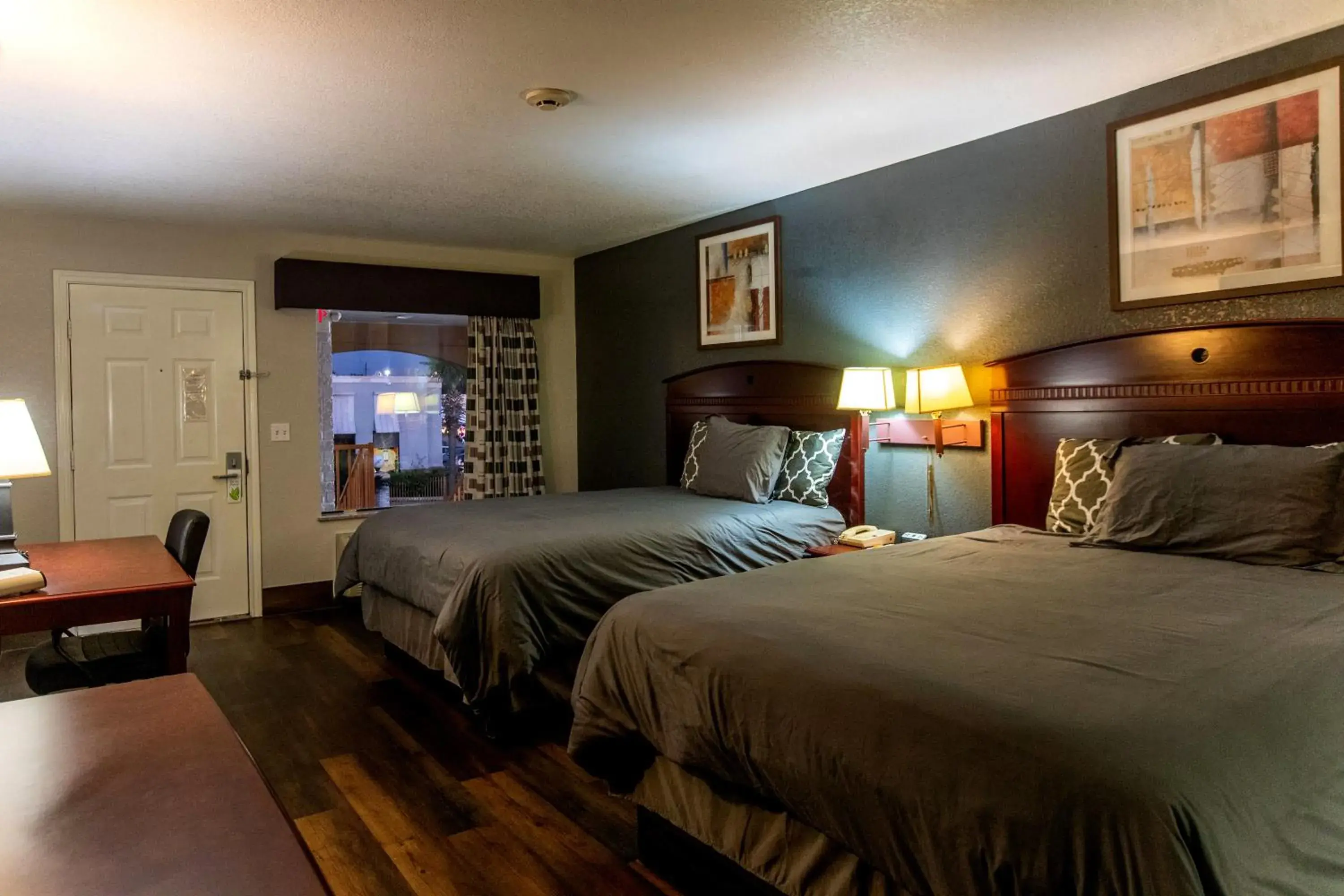 Bed in Magnolia Inn and Suites Bed in Magnolia Inn and Suites