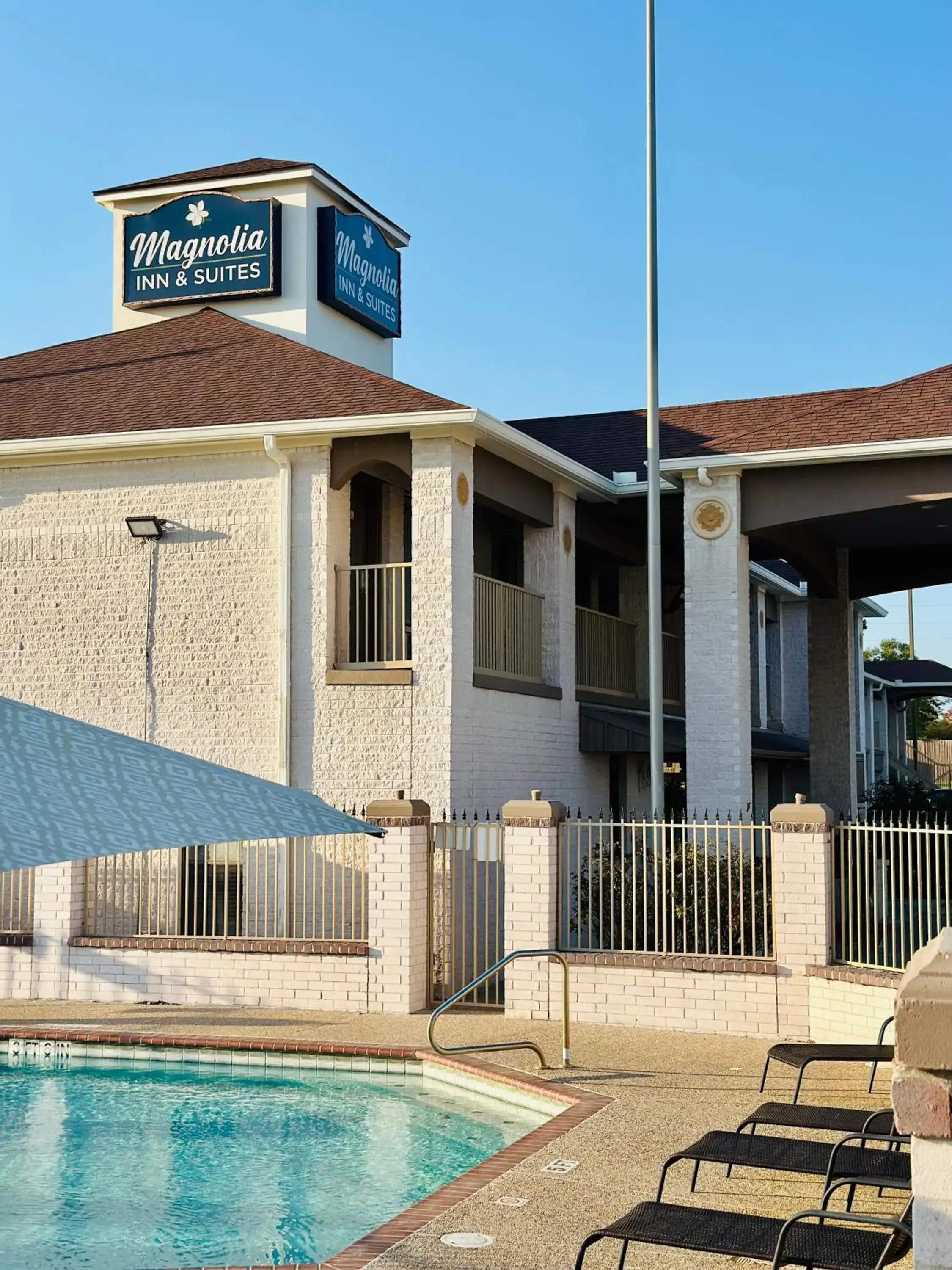 Property building in Magnolia Inn and Suites Property building in Magnolia Inn and Suites
