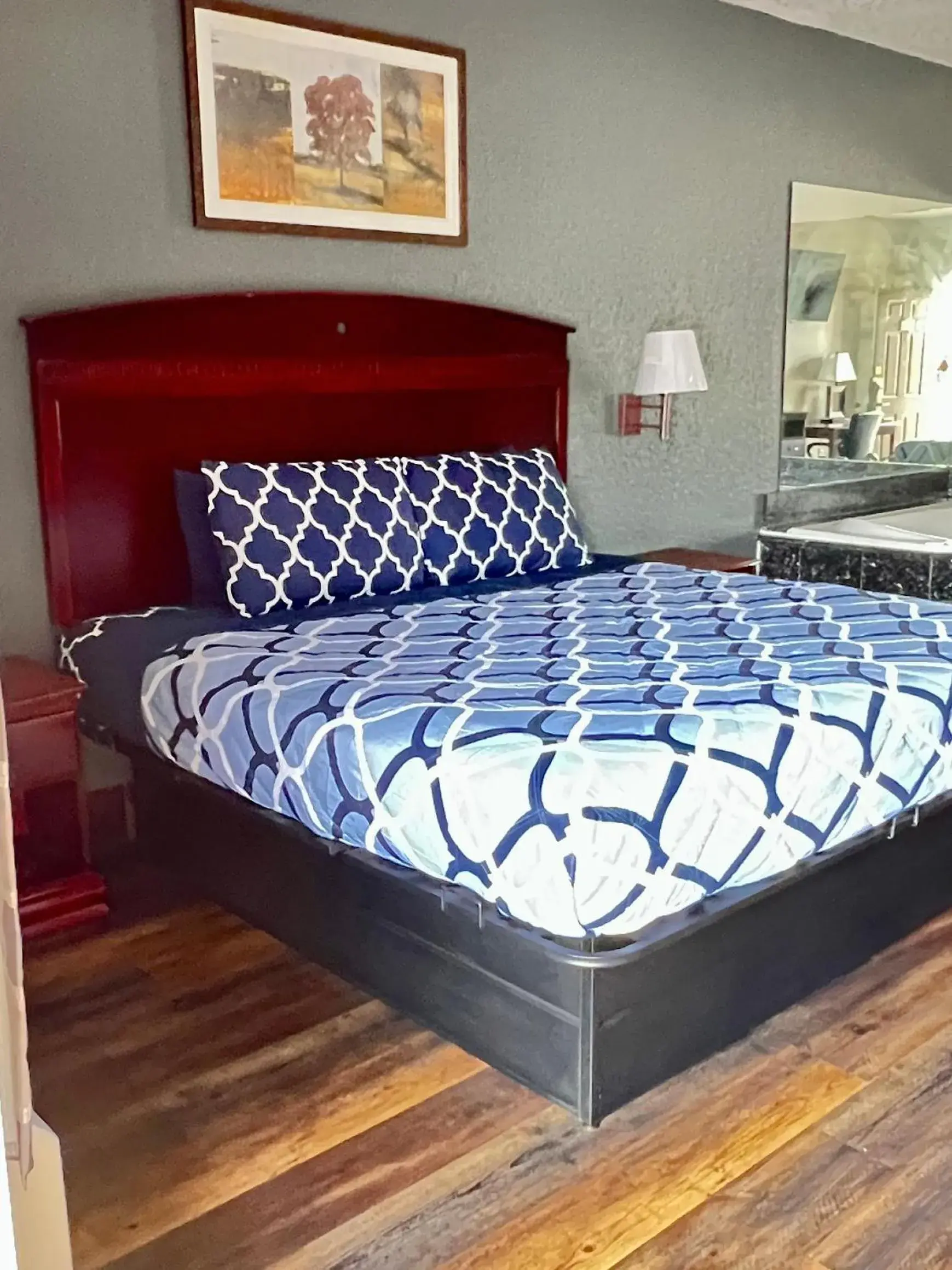 Bed in Magnolia Inn and Suites Bed in Magnolia Inn and Suites