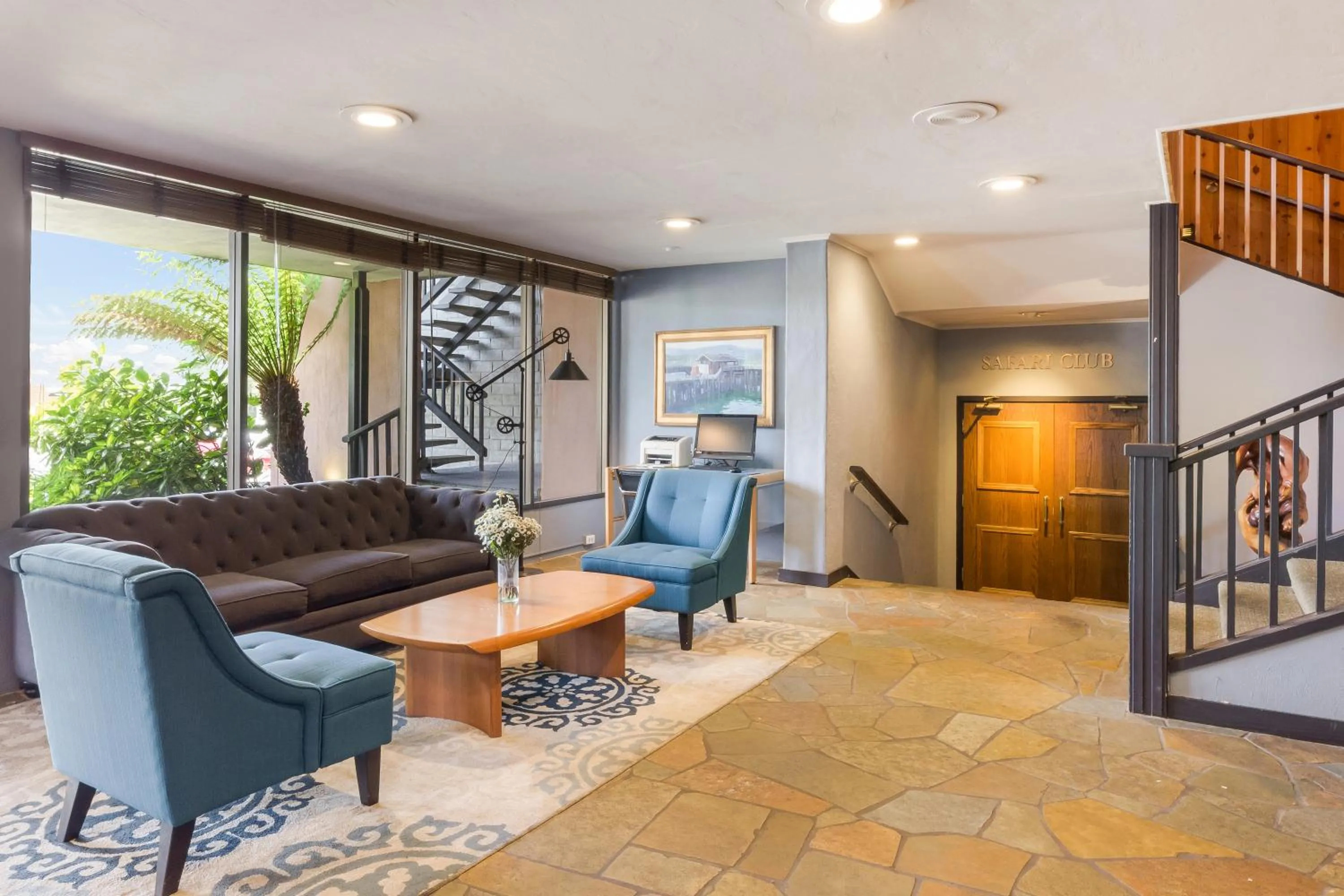 Living room in Red Lion Hotel Monterey