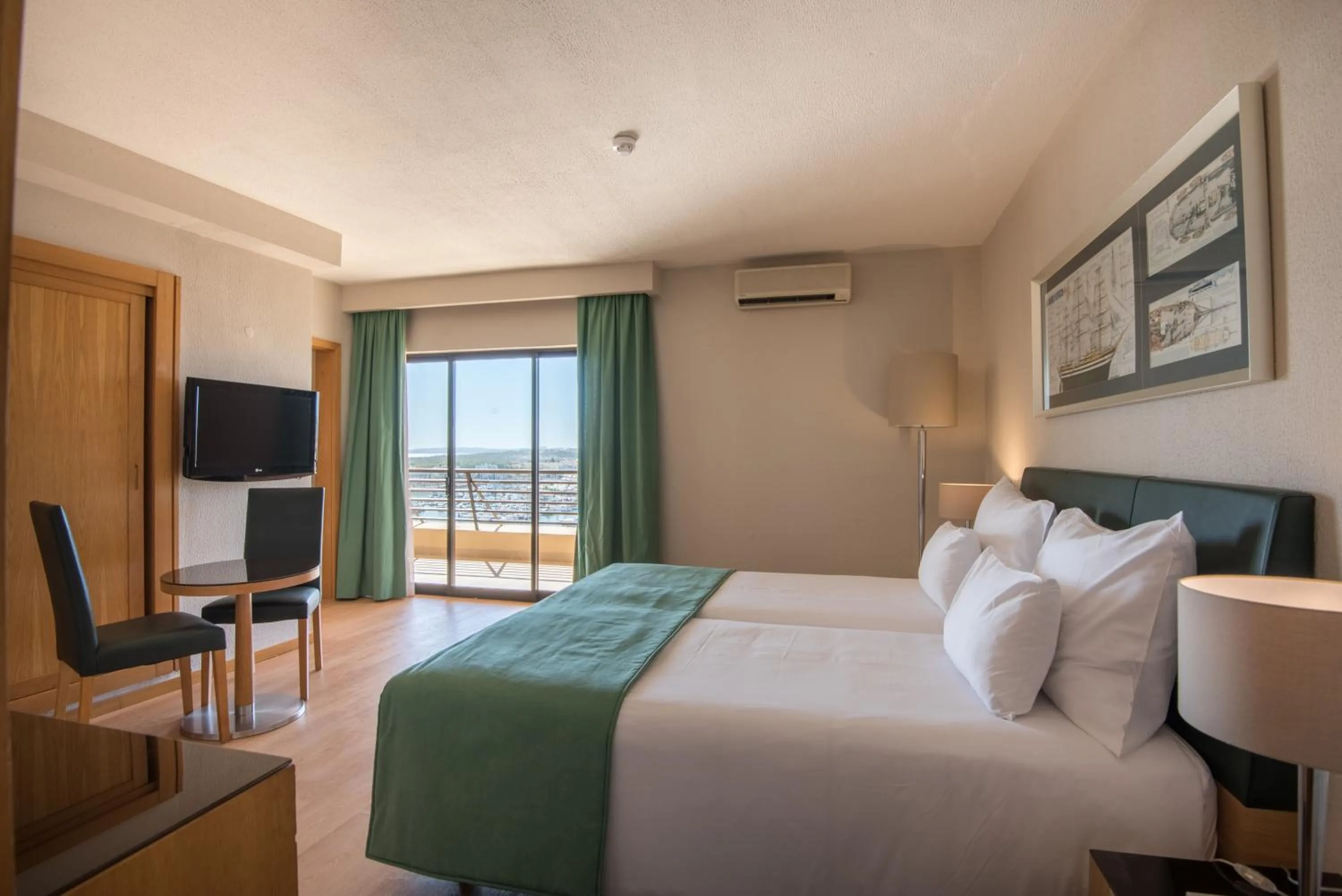 Bedroom, Bed in Vila Gale Marina