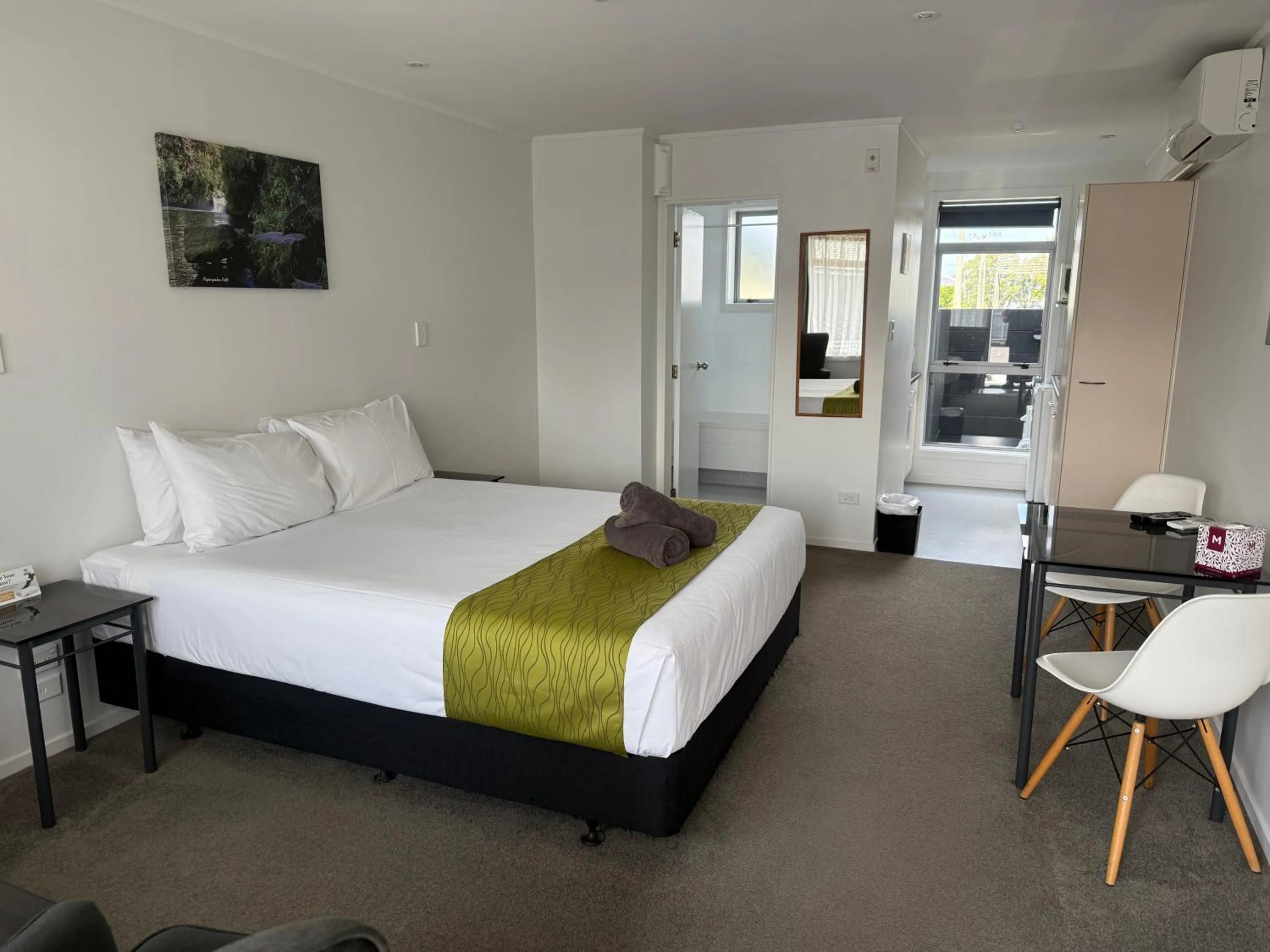 Property building, Bed in Ambassador Motor Inn