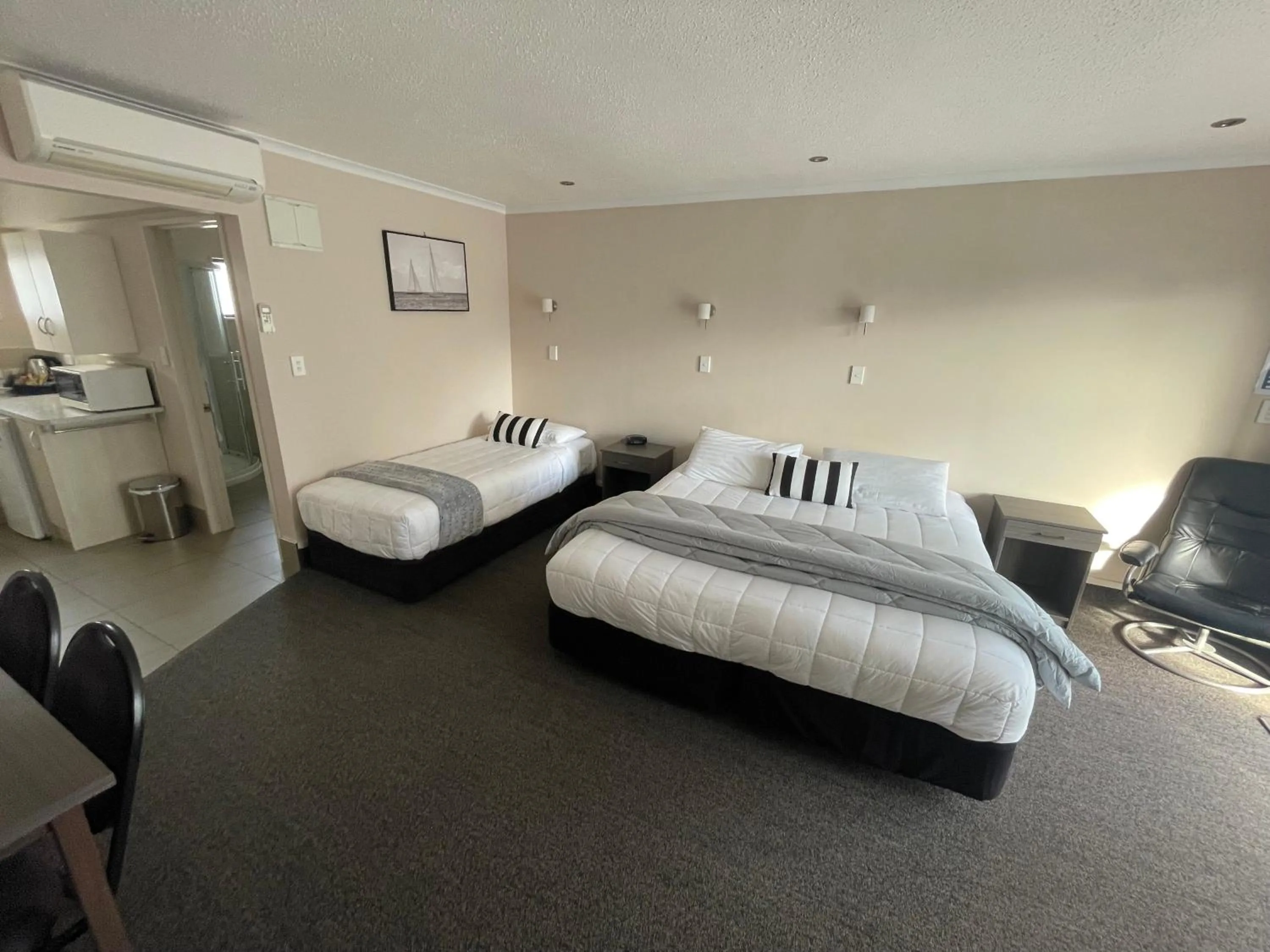 Photo of the whole room, Bed in Kauri Court Motel and Apartments