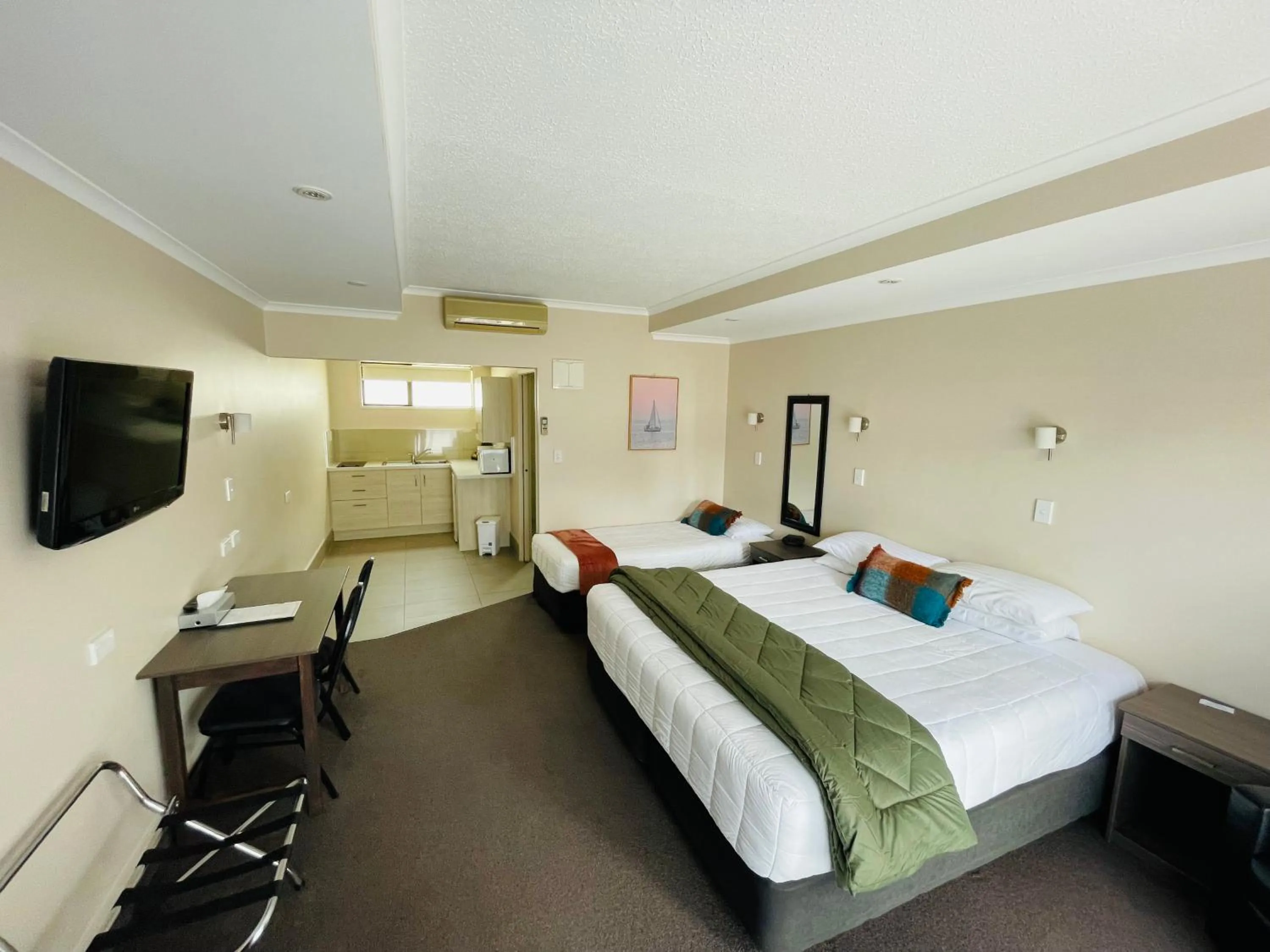 Photo of the whole room, Bed in Kauri Court Motel and Apartments