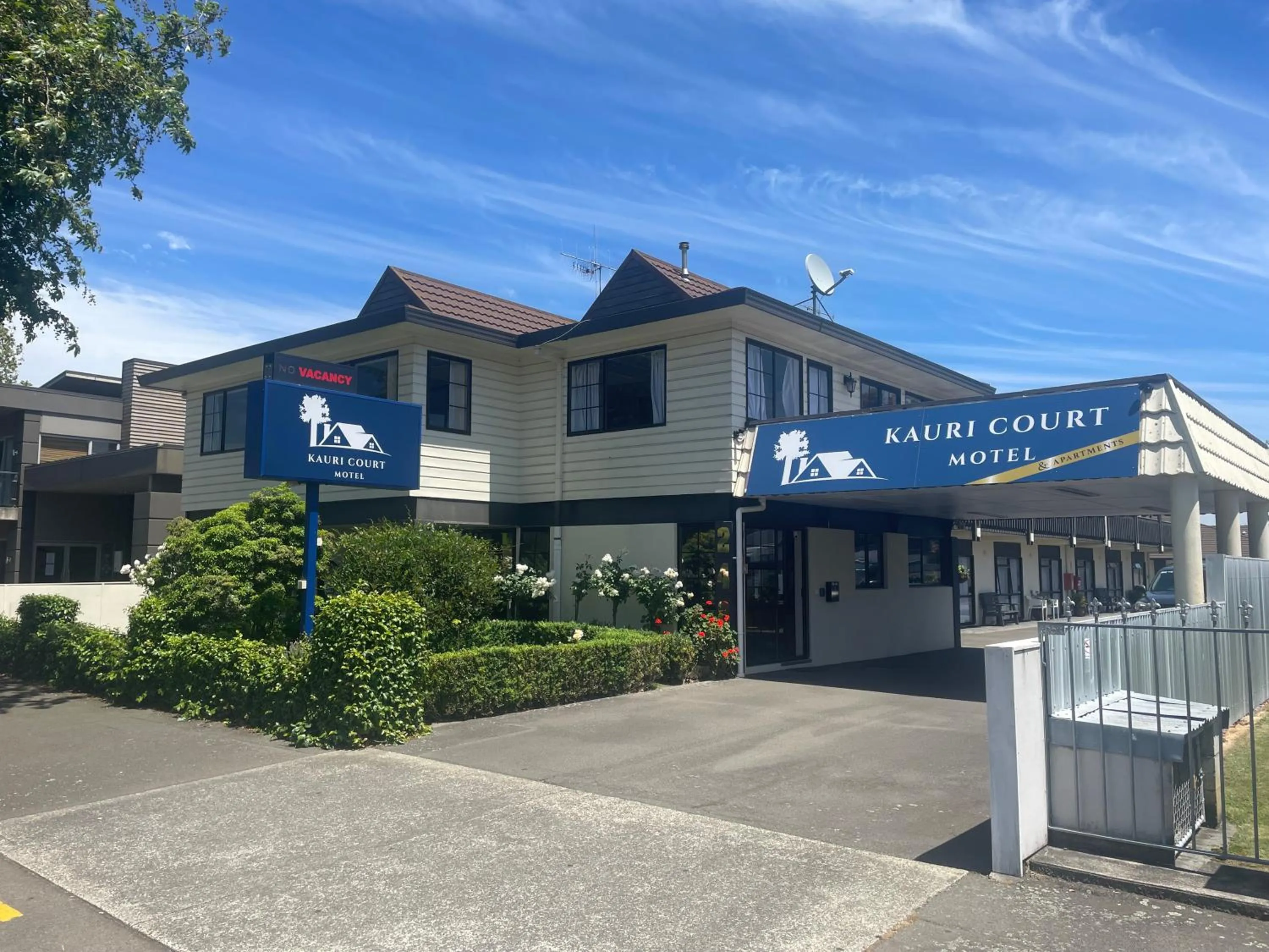 Property building in Kauri Court Motel and Apartments