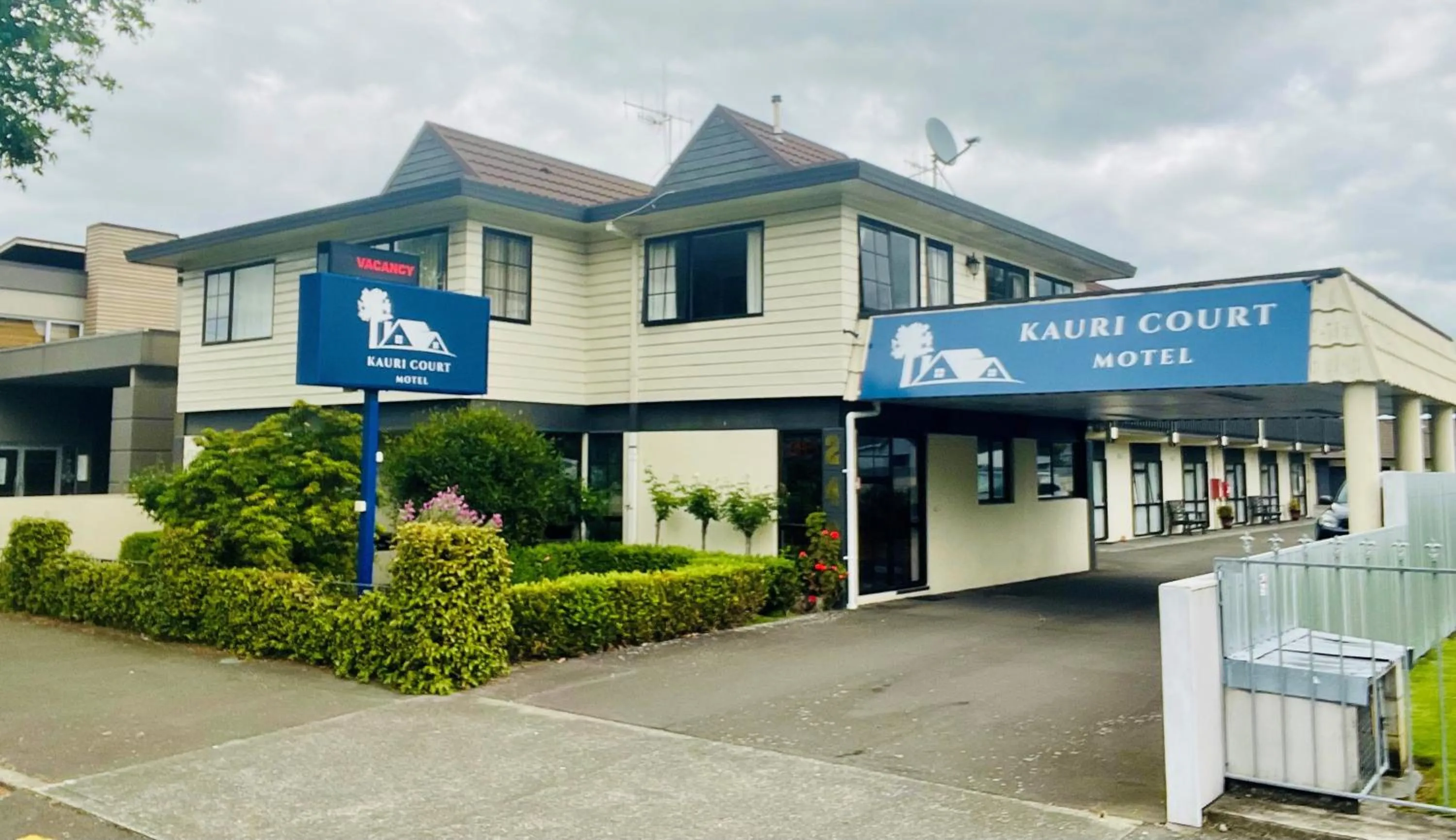 Property building in Kauri Court Motel and Apartments