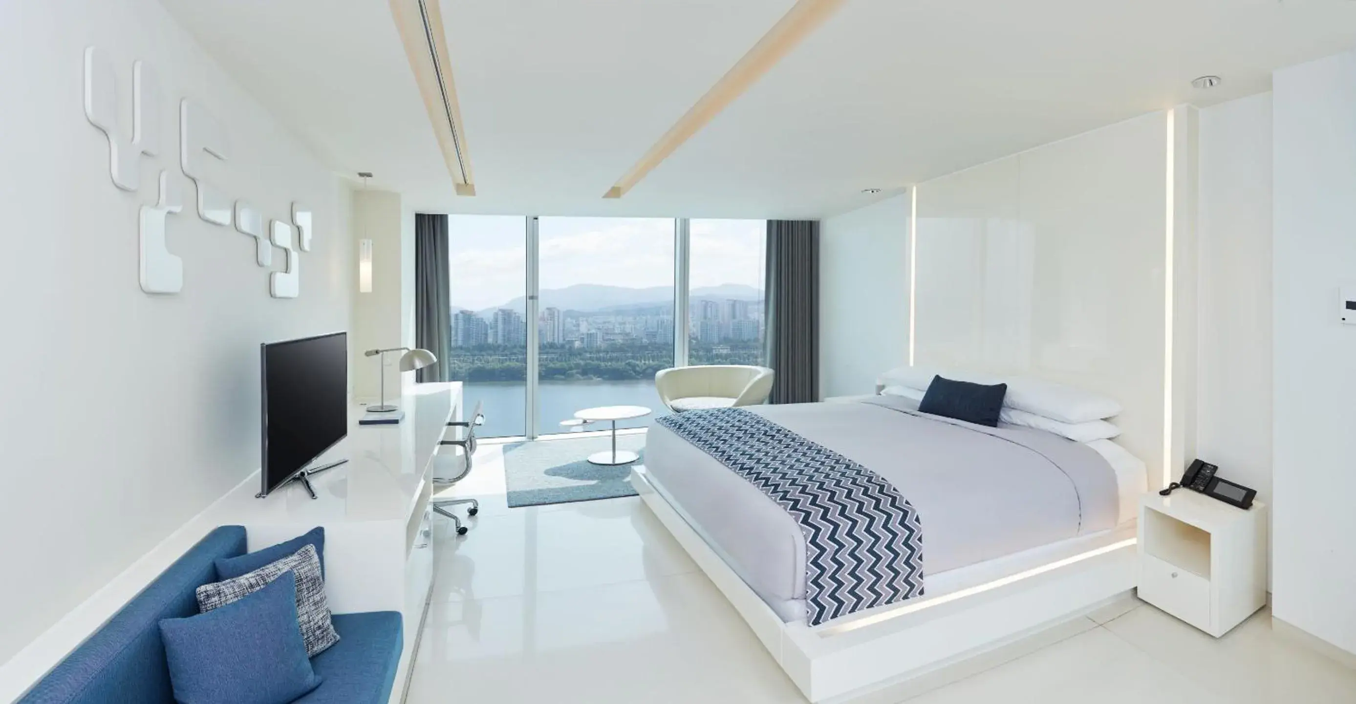 Deluxe Double Room with River View in Vista Walkerhill Seoul - formerly W Seoul Deluxe Double Room with River View in Vista Walkerhill Seoul - formerly W Seoul