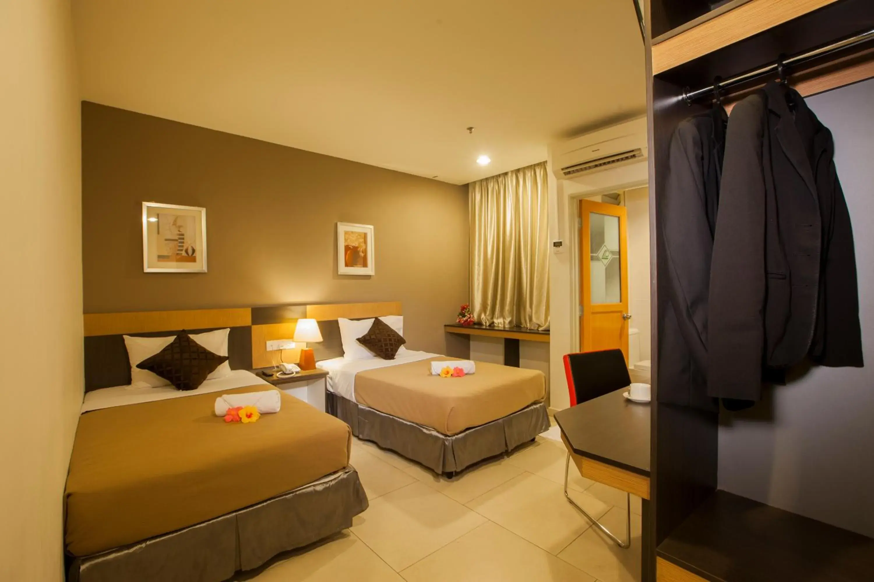 Bedroom, Bed in Leo Express Hotel