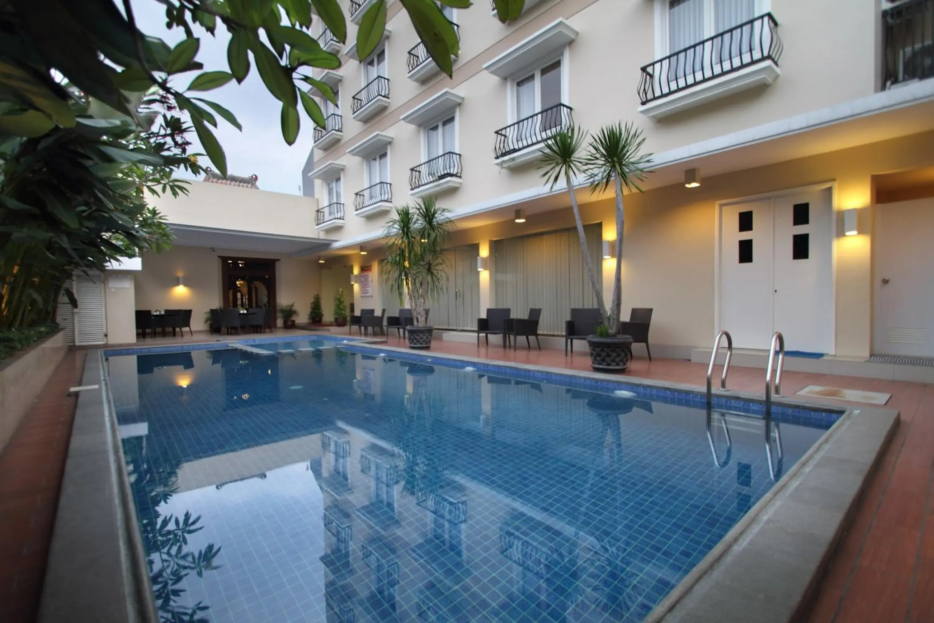 Swimming Pool in Sakanti City Hotel