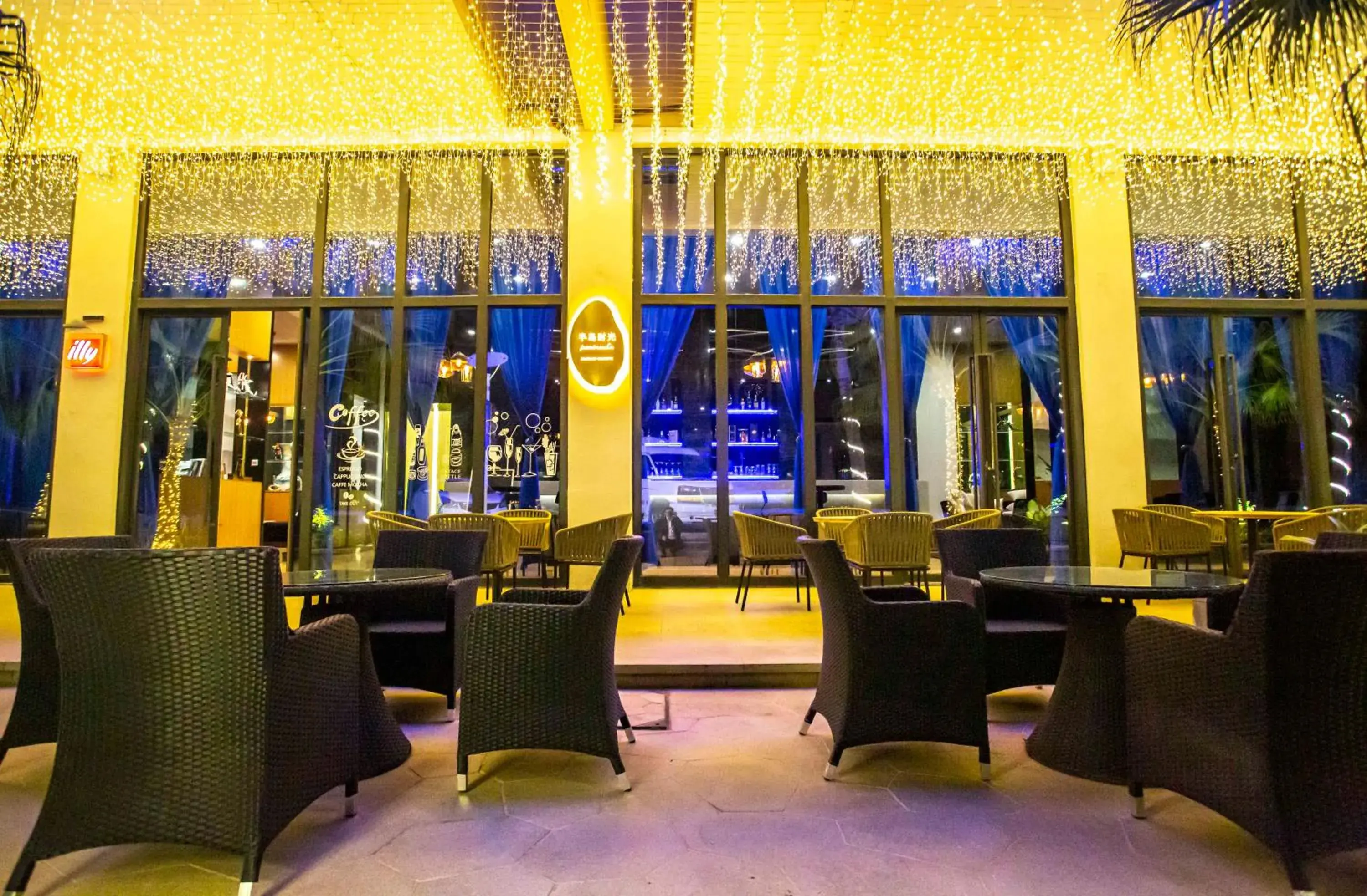 Lounge or bar in Sanya Serenity Coast Marina Hotel Lounge or bar in Sanya Serenity Coast Marina Hotel