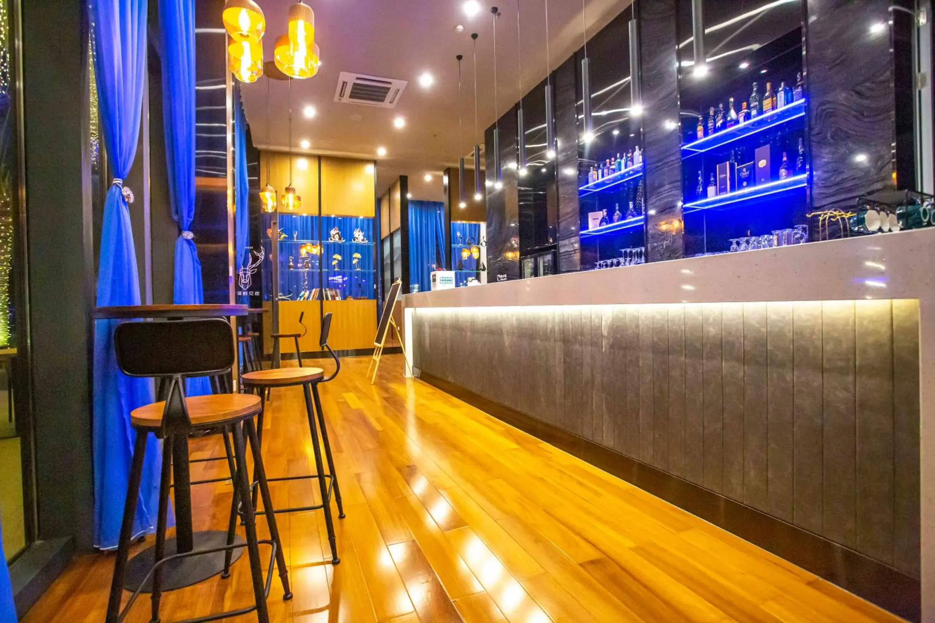 Lounge or bar in Sanya Serenity Coast Marina Hotel Lounge or bar in Sanya Serenity Coast Marina Hotel