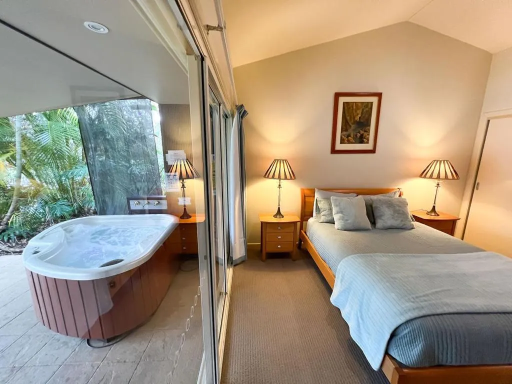 Bed in Lake Russell Lakeside Retreat