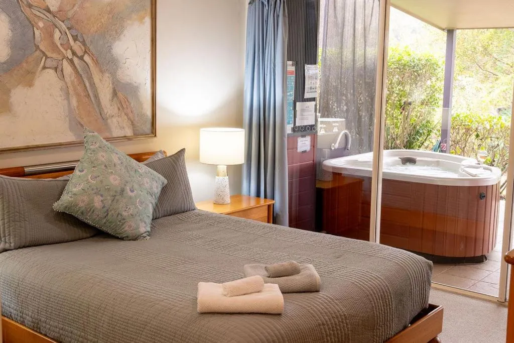 Bed in Lake Russell Lakeside Retreat