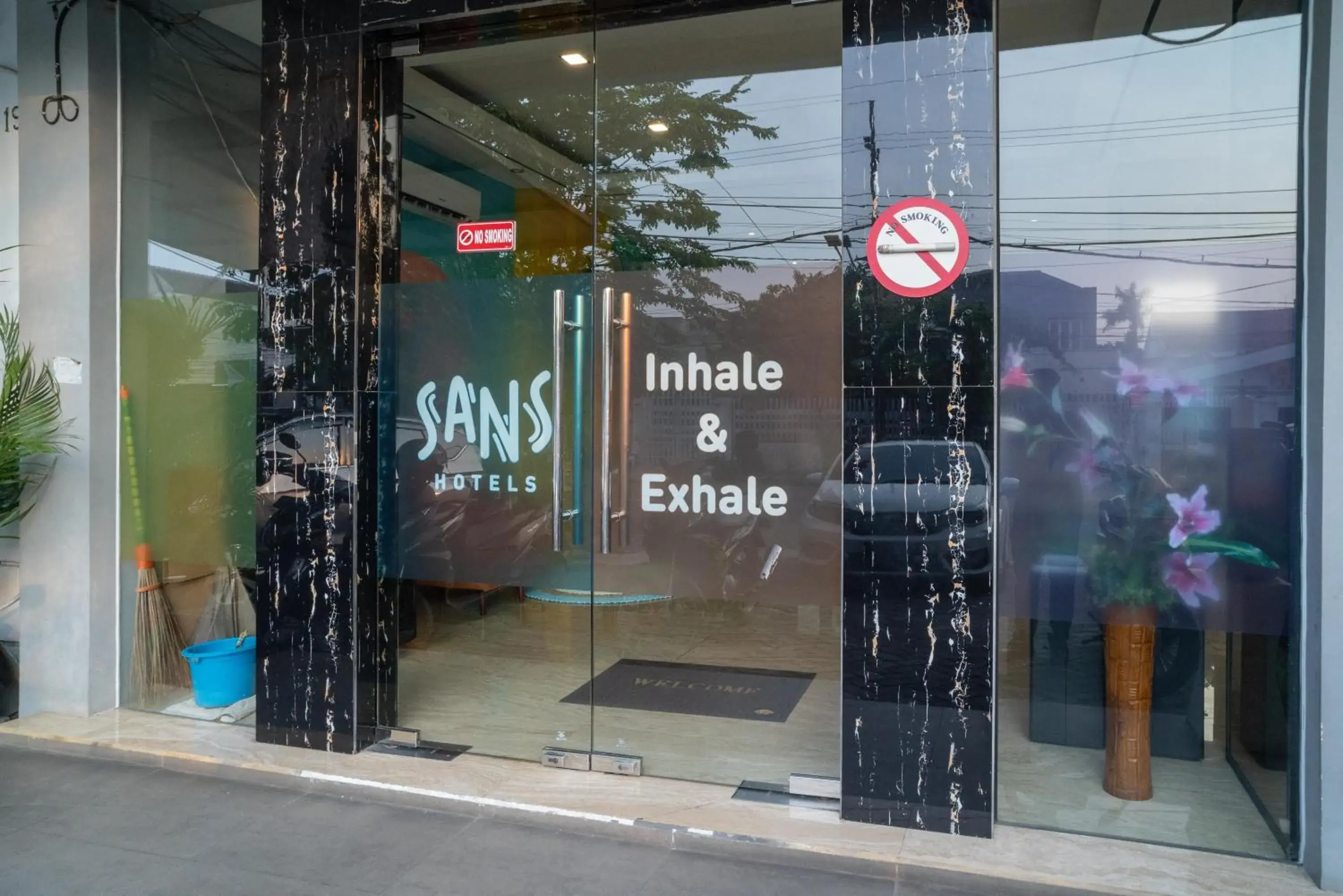 Facade/entrance in Sans Hotel Kupang Indah Surabaya Facade/entrance in Sans Hotel Kupang Indah Surabaya