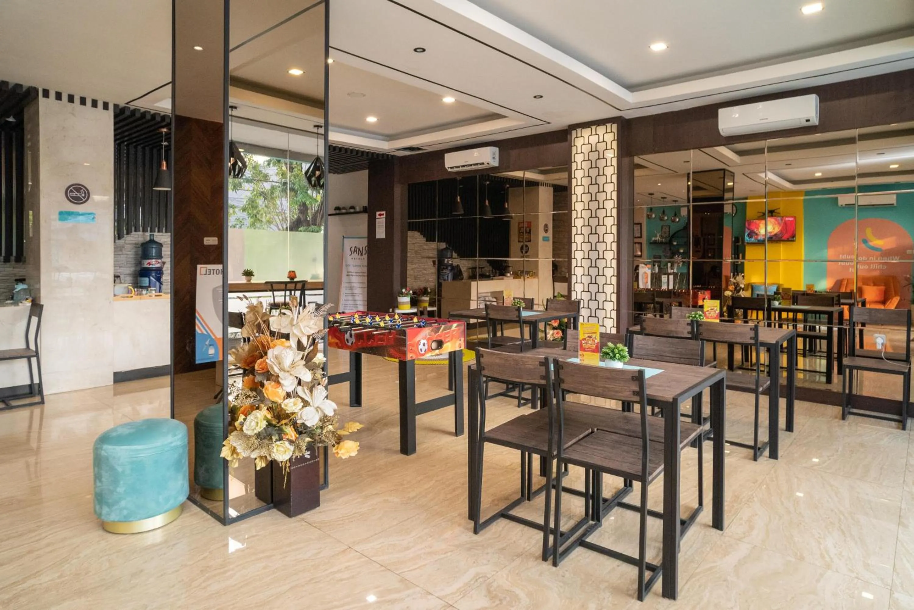 Lounge or bar in Sans Hotel Kupang Indah Surabaya