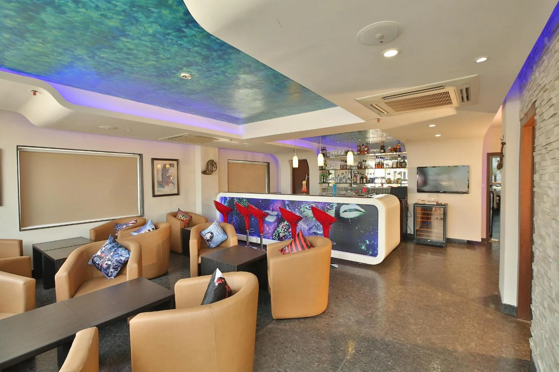 Lounge or bar in The Lindsay