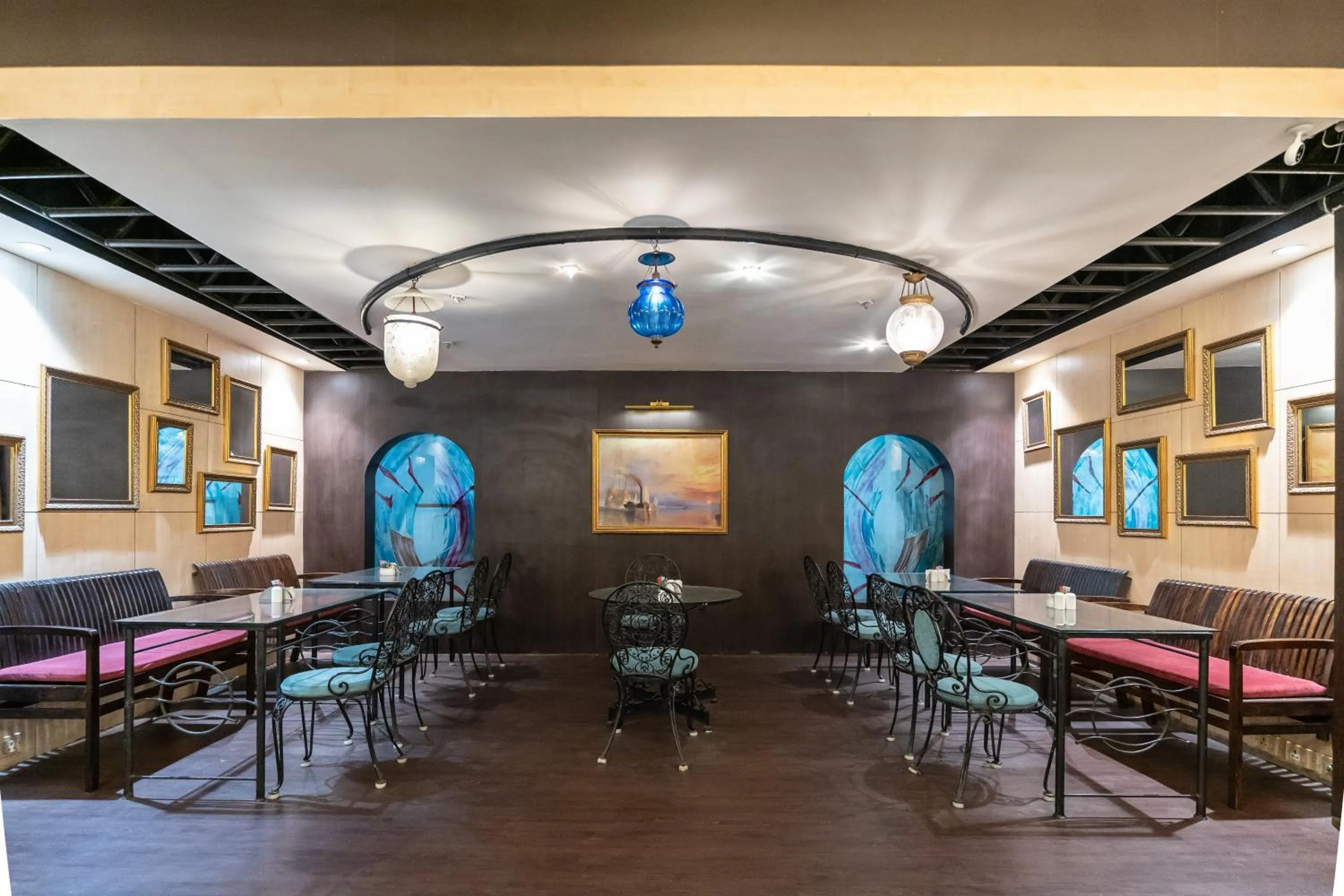 Restaurant/places to eat in The Lindsay