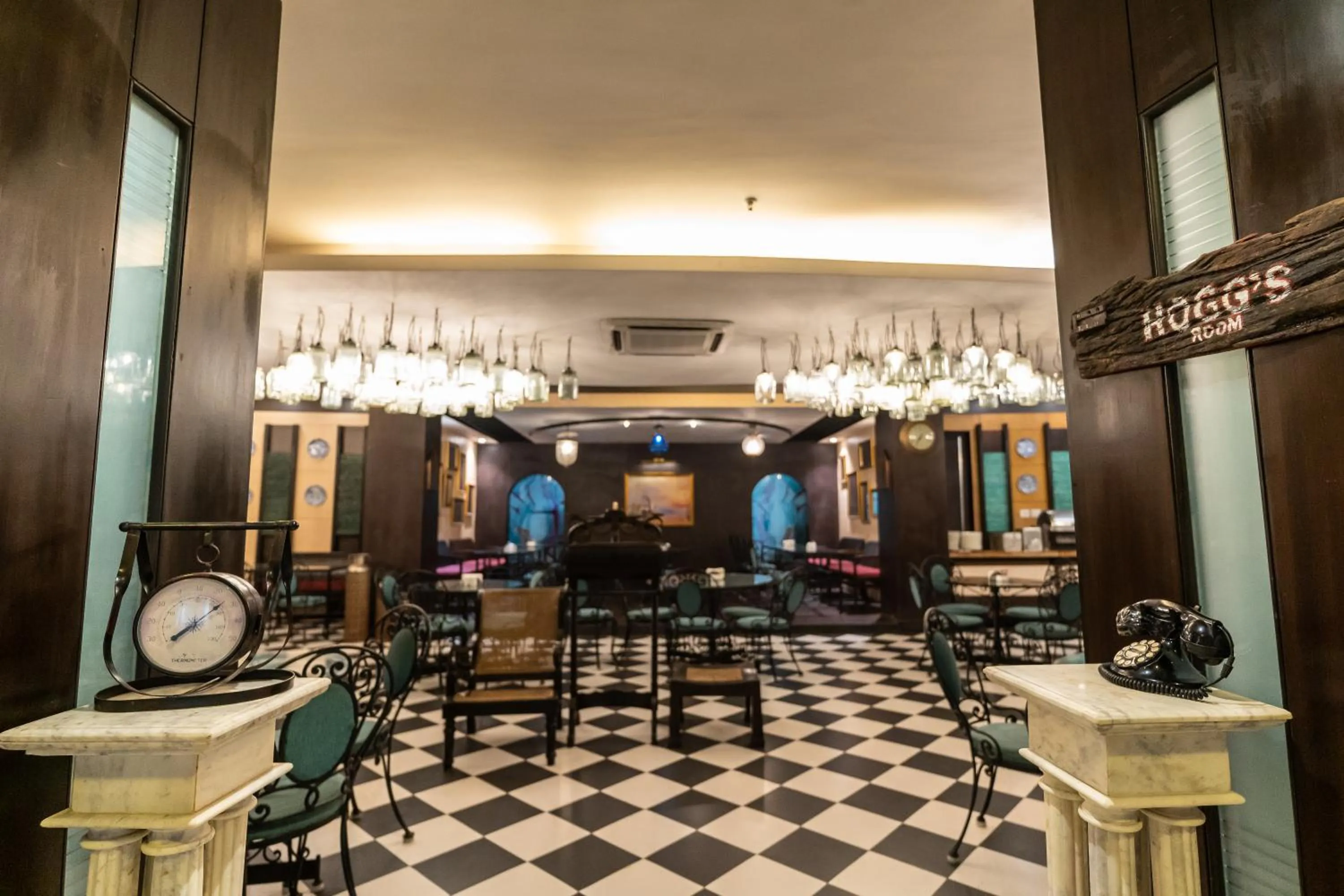 Restaurant/places to eat in The Lindsay