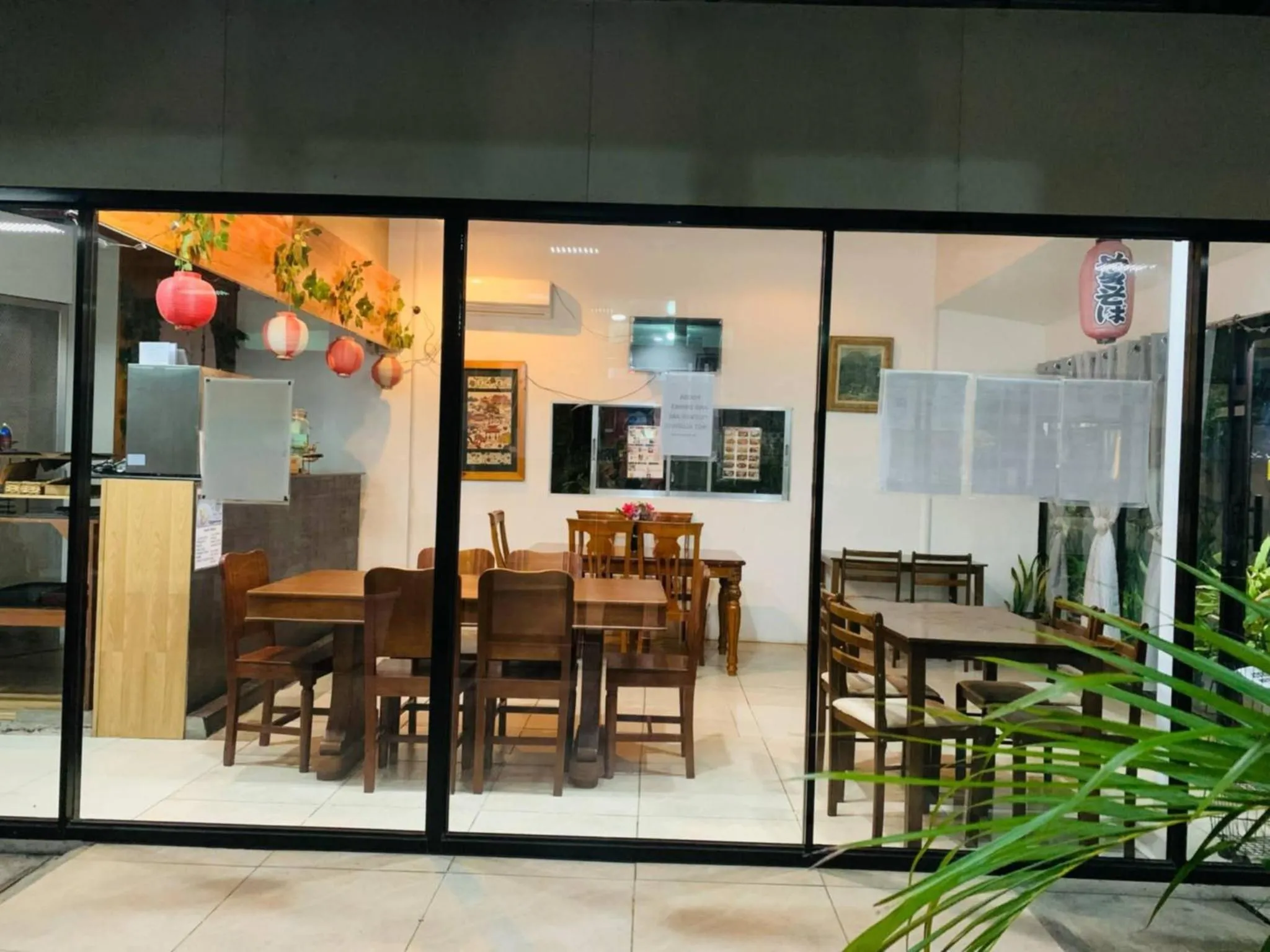 Restaurant/places to eat in Axis Pension Hotel