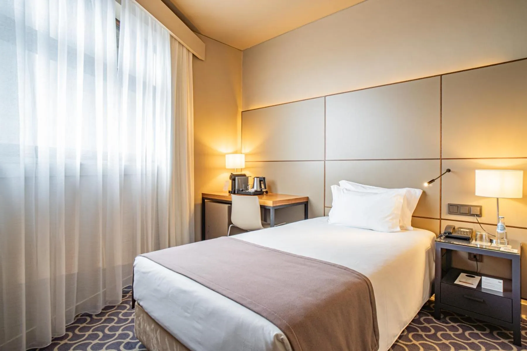 Bedroom, Bed in Hotel Dom Henrique - Downtown