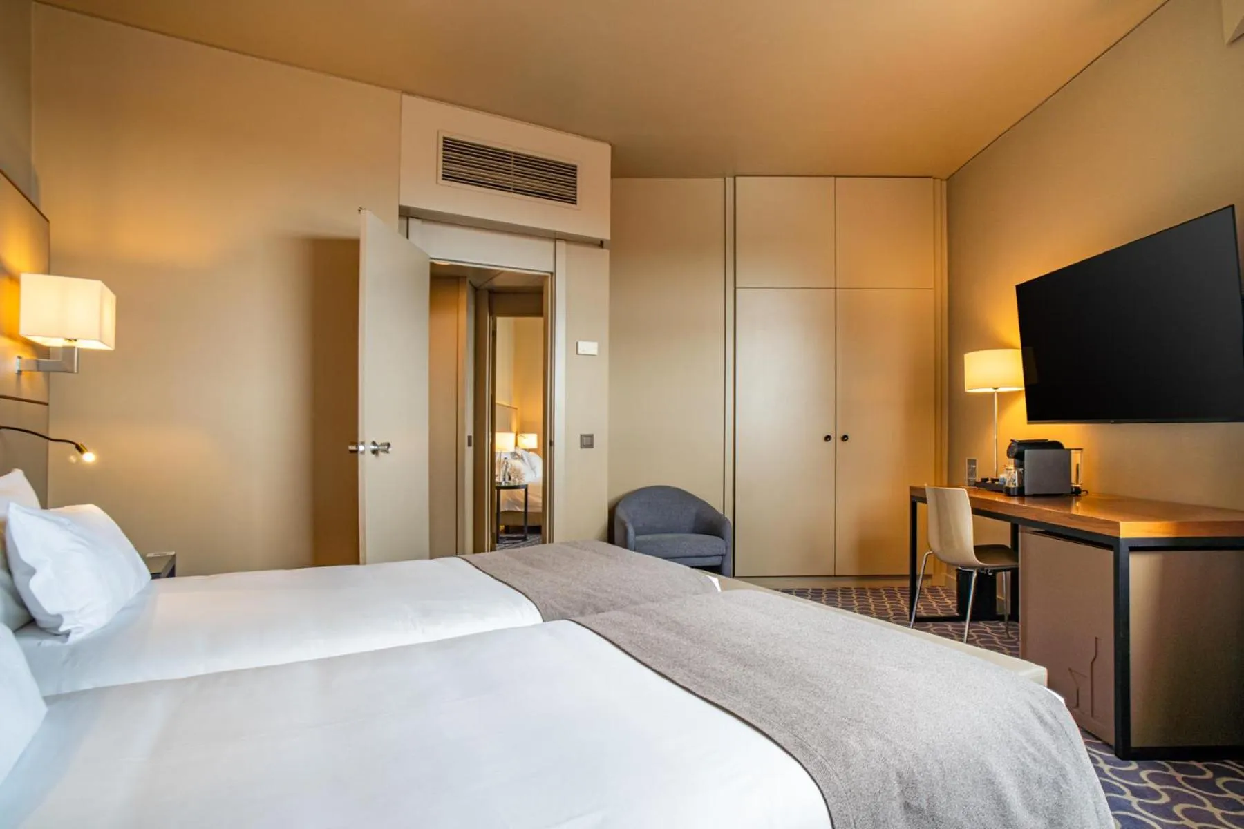 Bedroom, Bed in Hotel Dom Henrique - Downtown