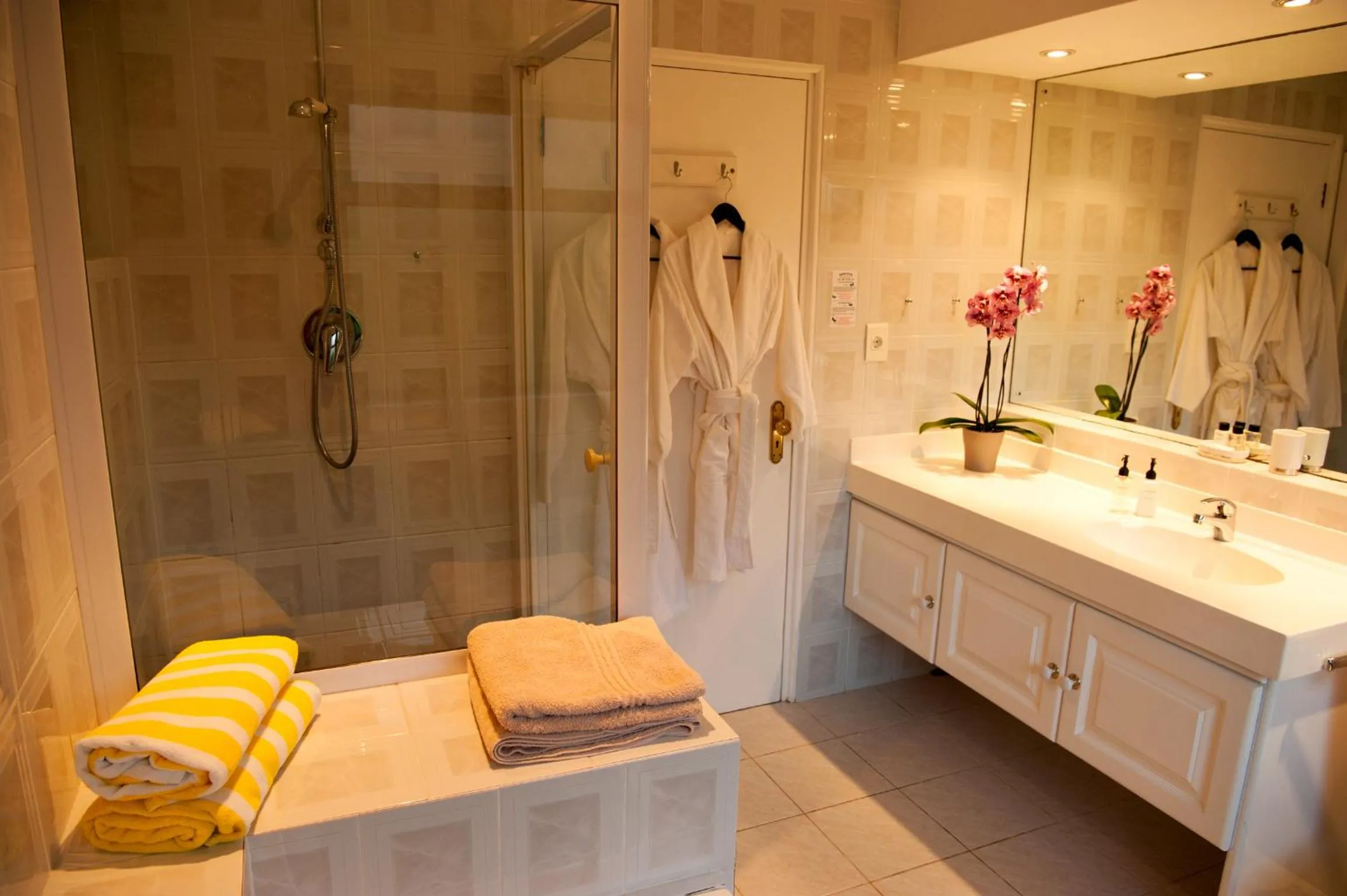 Shower in Easy Five Guest House