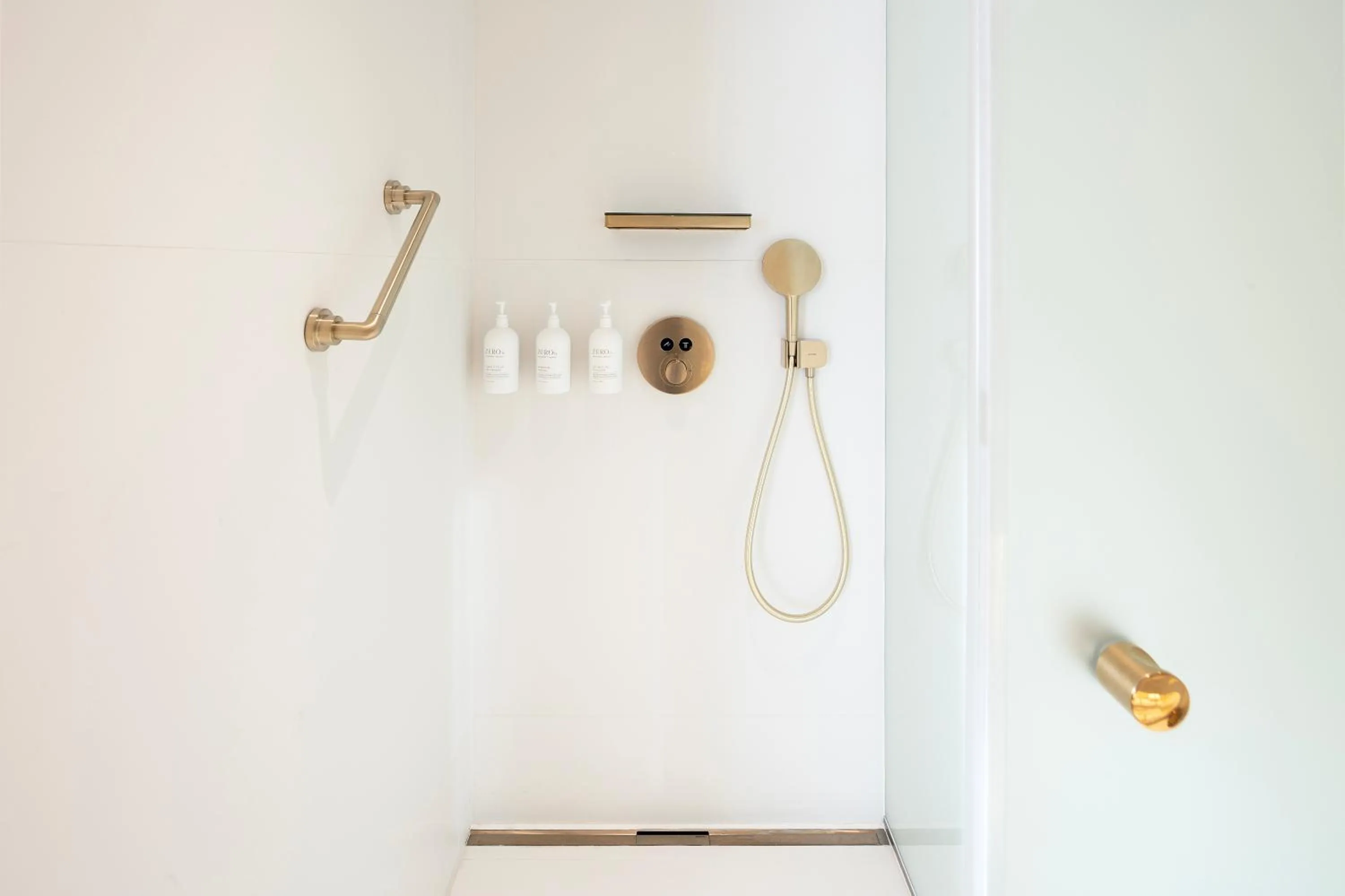 Shower in EVOLUTION Cascais-Estoril Hotel