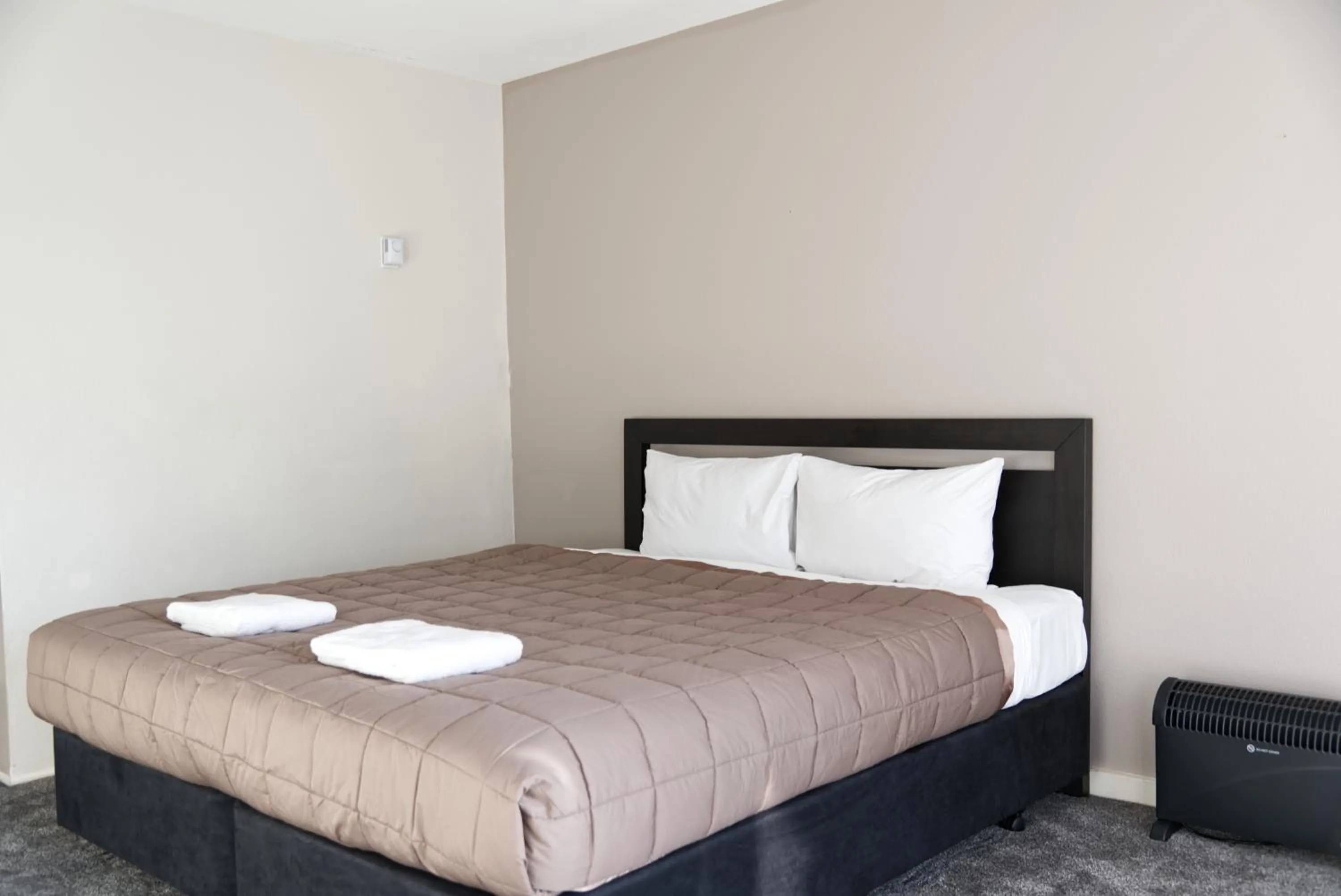 Bed in Aotea Lodge Porirua