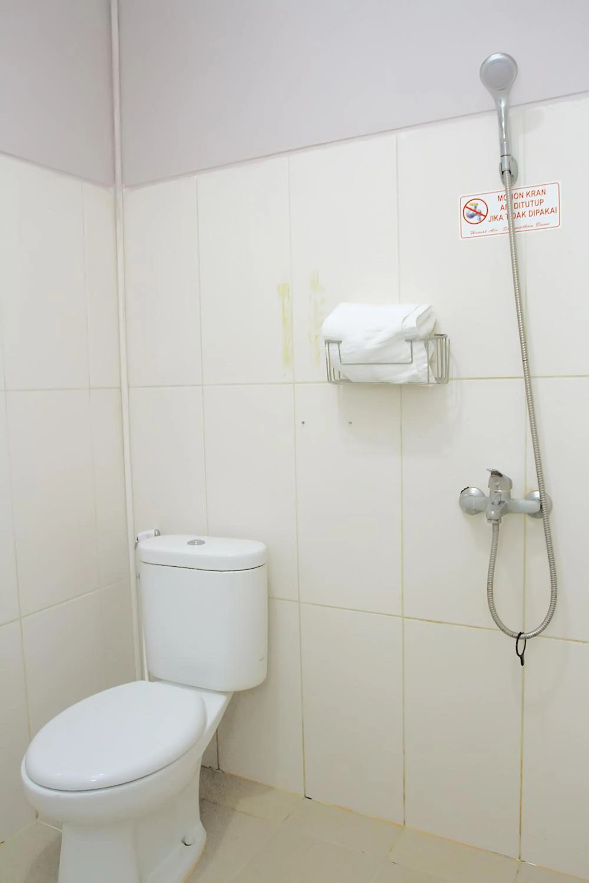 Bathroom in RedDoorz Plus at Pelita Guest House Balikpapan