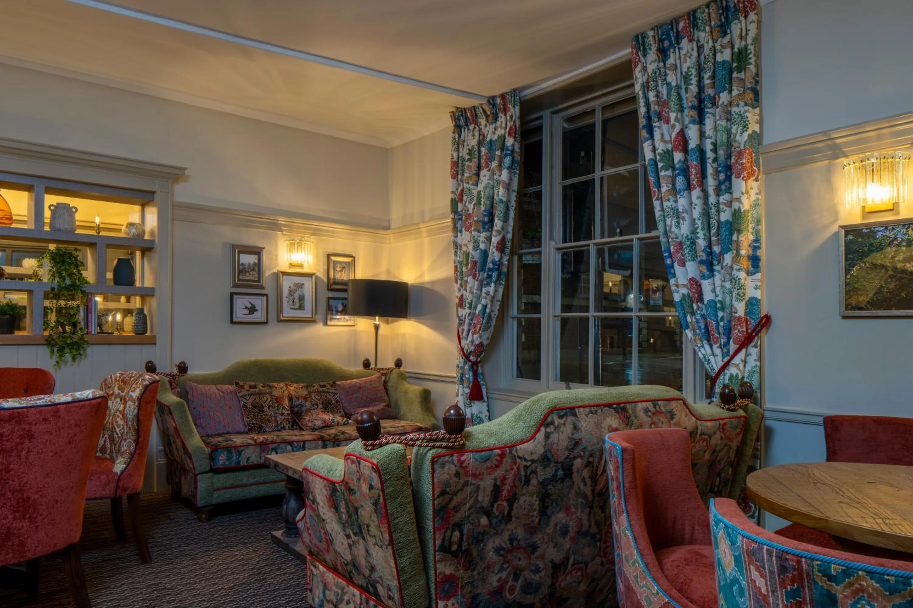 Lounge or bar in The Warwick Arms Hotel - The Coaching Inn Group
